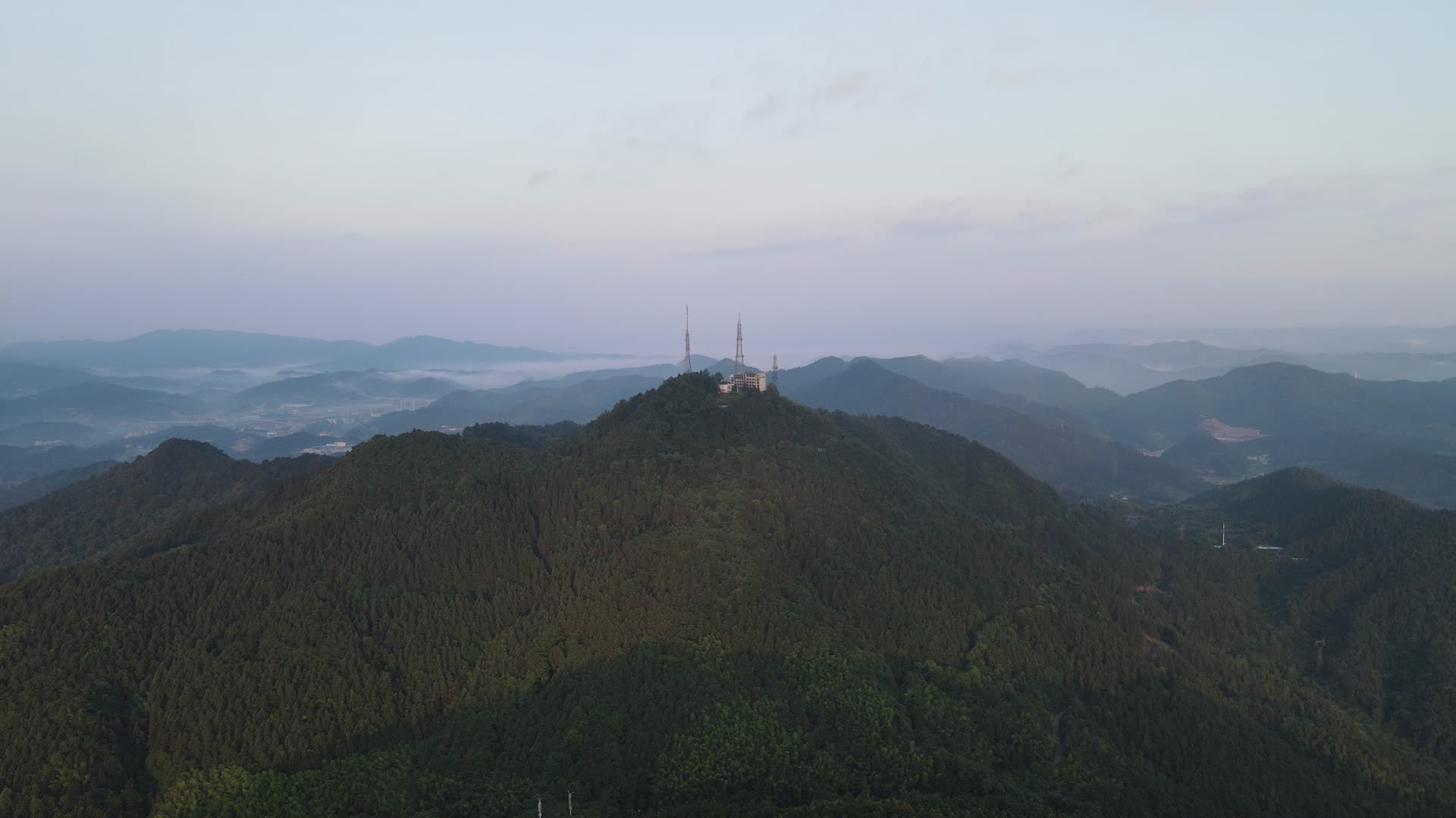 航拍清晨山川云雾缭绕视频的预览图