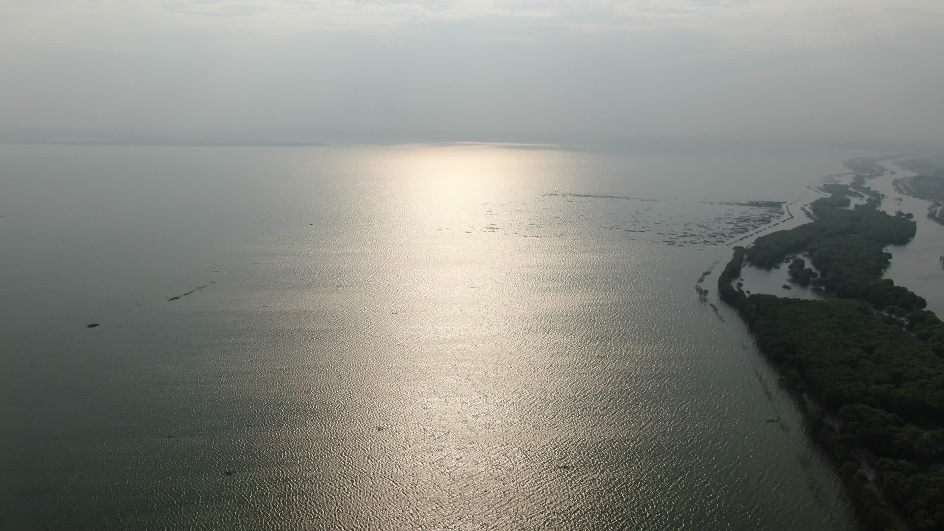 湖南岳阳洞庭湖大桥船只航拍视频的预览图