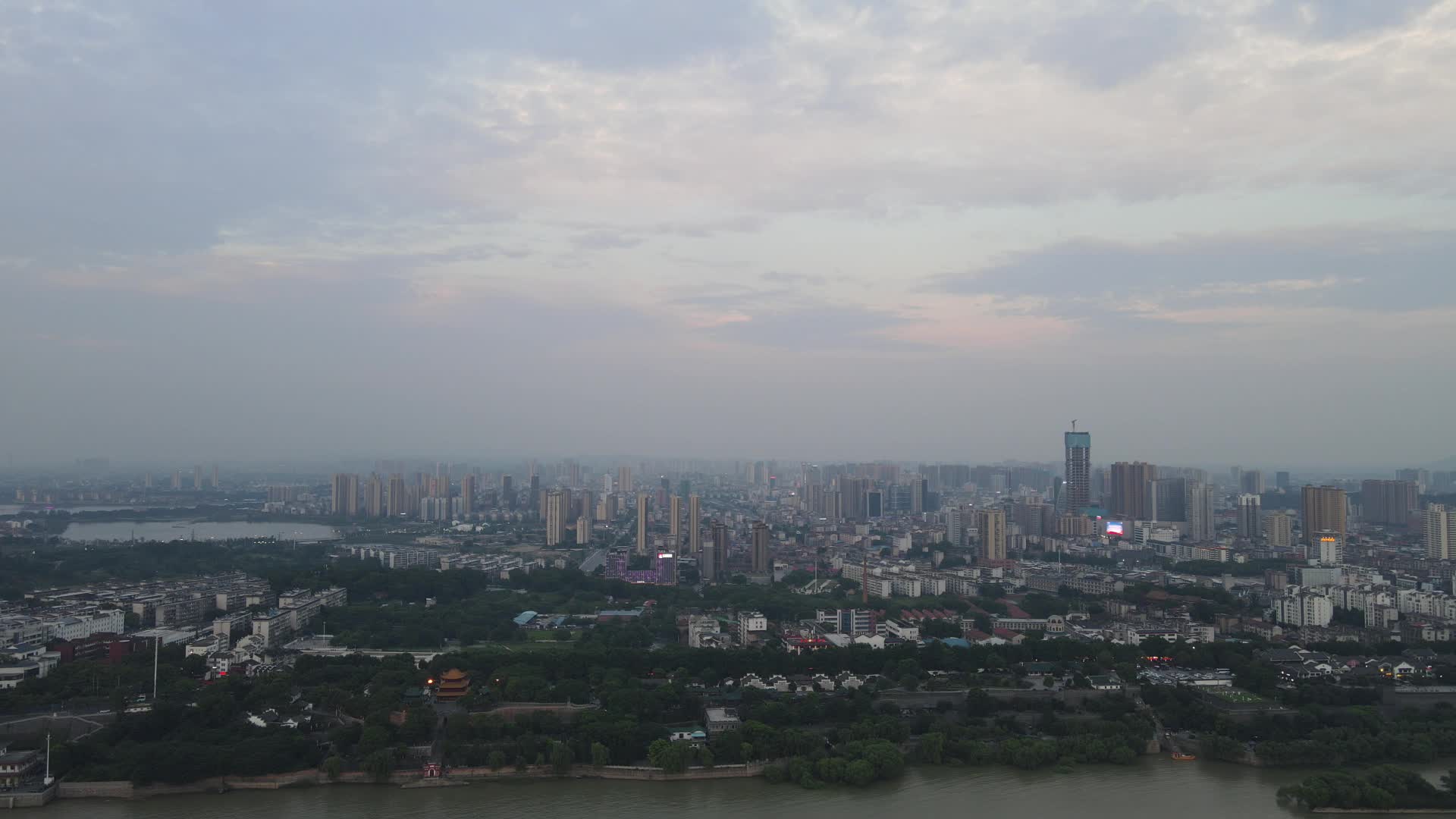 航拍湖南岳阳城市全景视频的预览图
