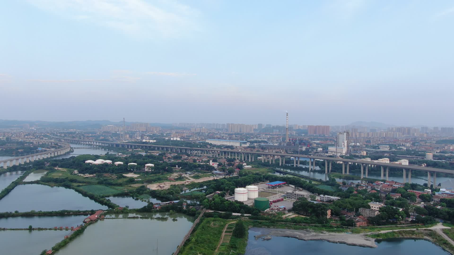 湖南岳阳城市夜幕降临航拍视频的预览图