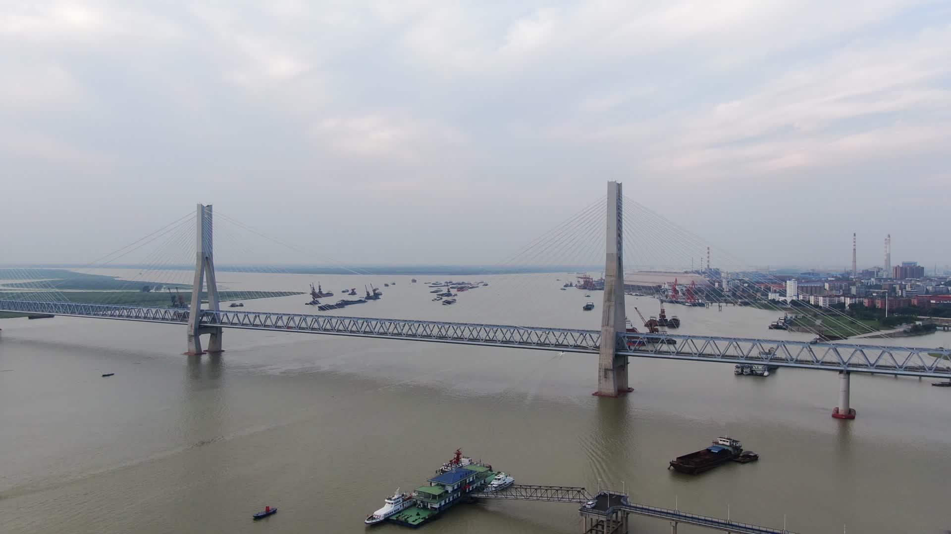 湖南岳阳洞庭湖大桥船只航拍视频的预览图