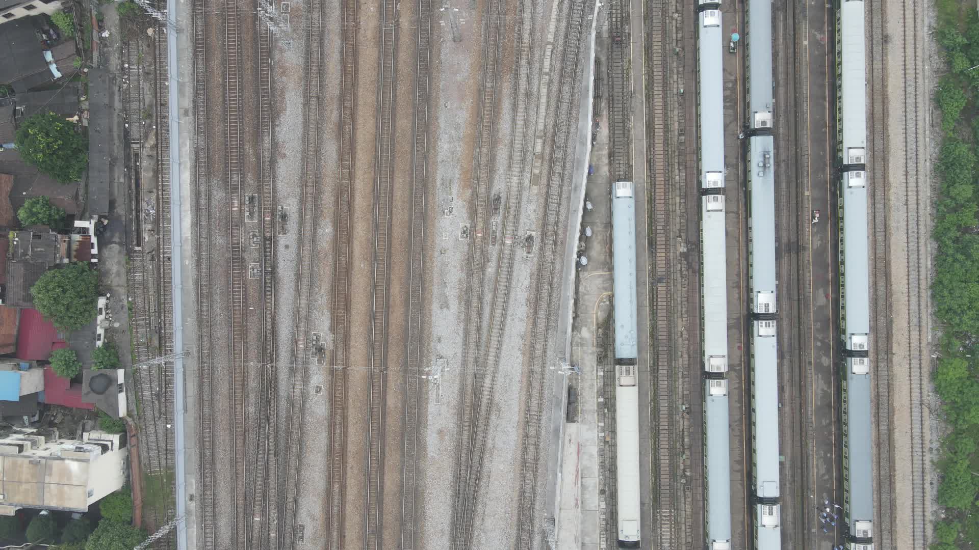 航拍铁路轨道交通运输视频的预览图