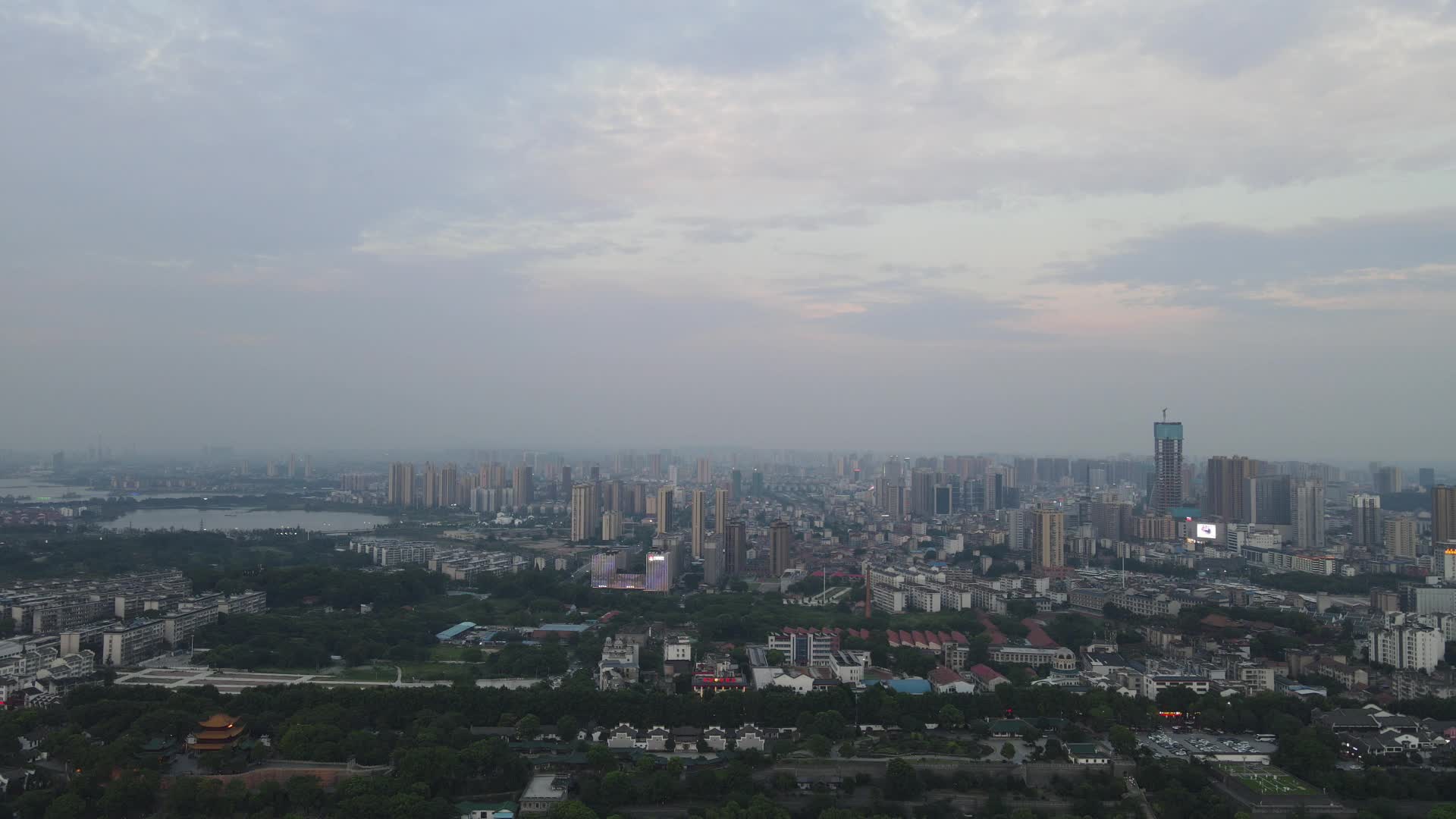 航拍湖南衡阳城市风光视频的预览图