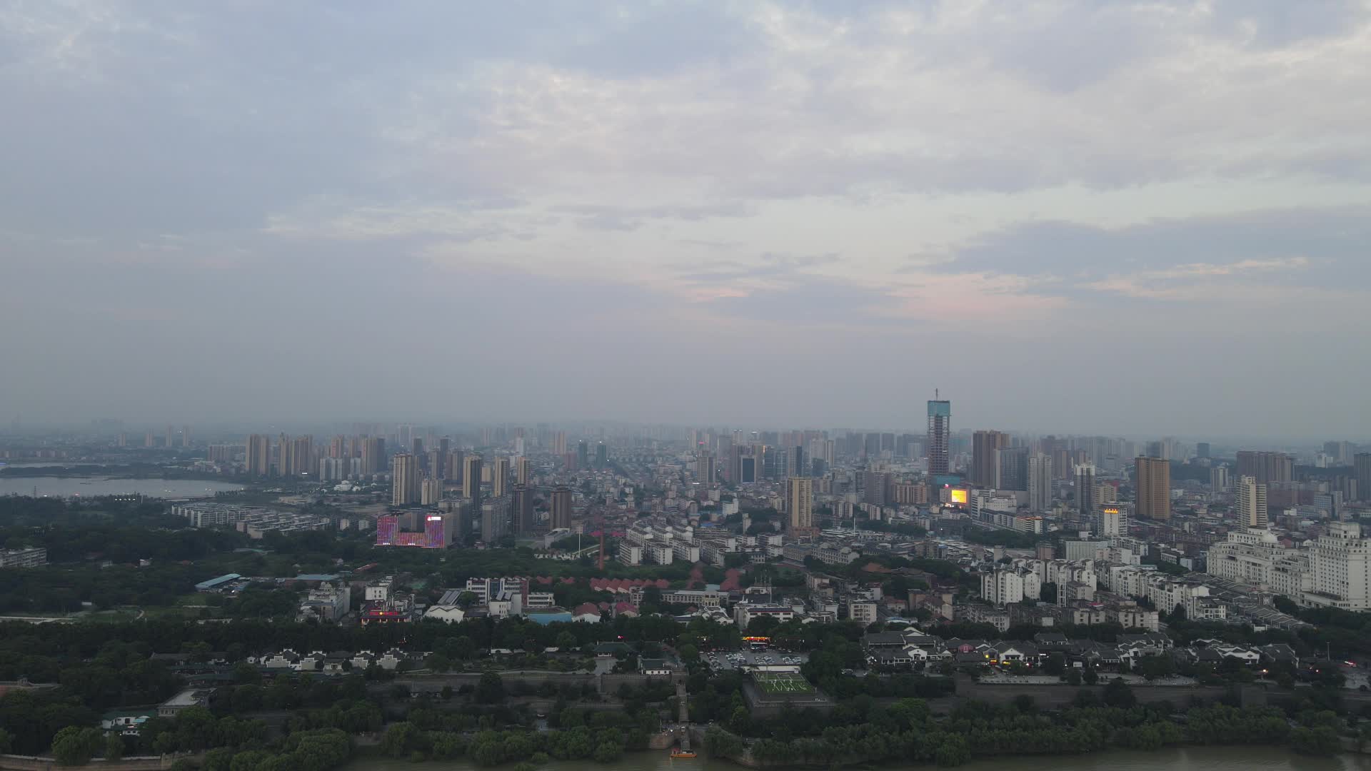 湖南岳阳城市夜幕降临航拍视频的预览图