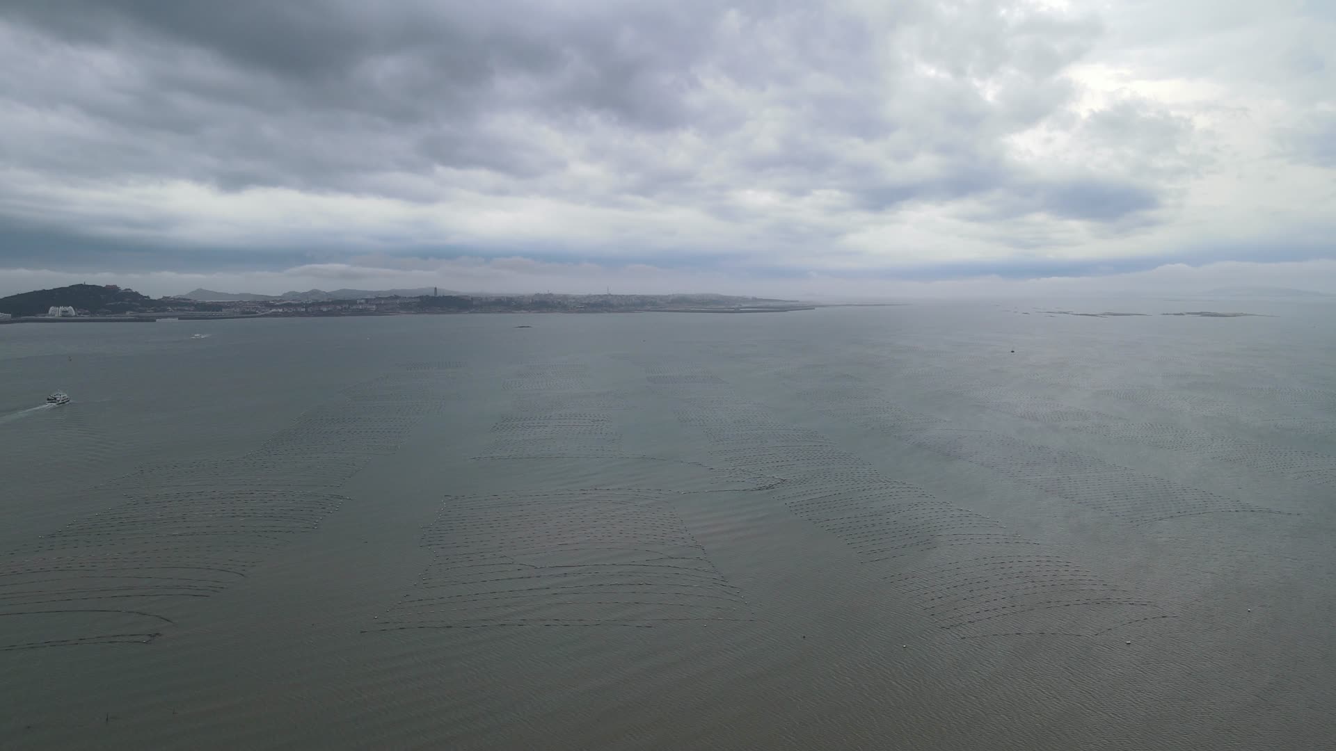航拍一望无际大海海洋视频的预览图
