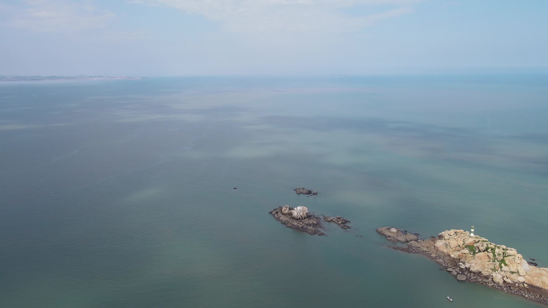 航拍海上礁石岛屿视频的预览图