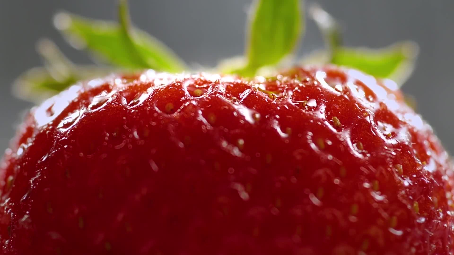 创意水果特写微距摄影慢镜头蓝莓草莓果汁视频视频的预览图