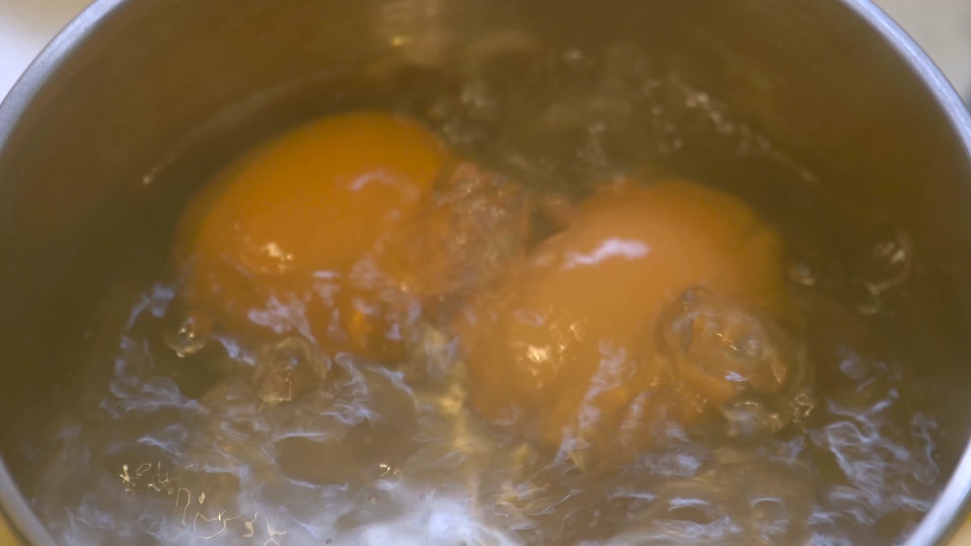 实拍4k煮鸡蛋早餐人物生活视频视频的预览图