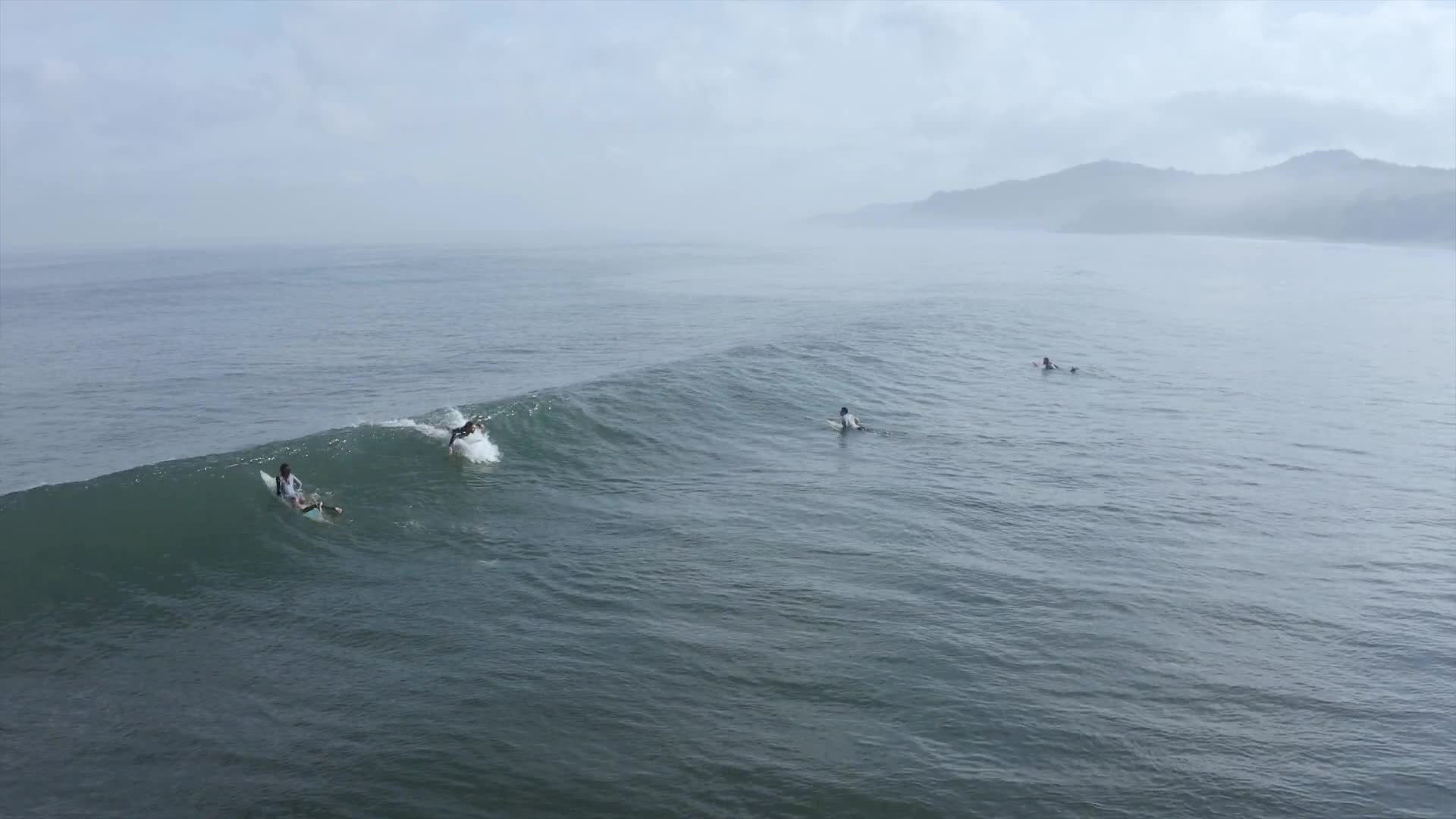 大海冲浪极限运动拼搏激进挑战写意视频视频的预览图