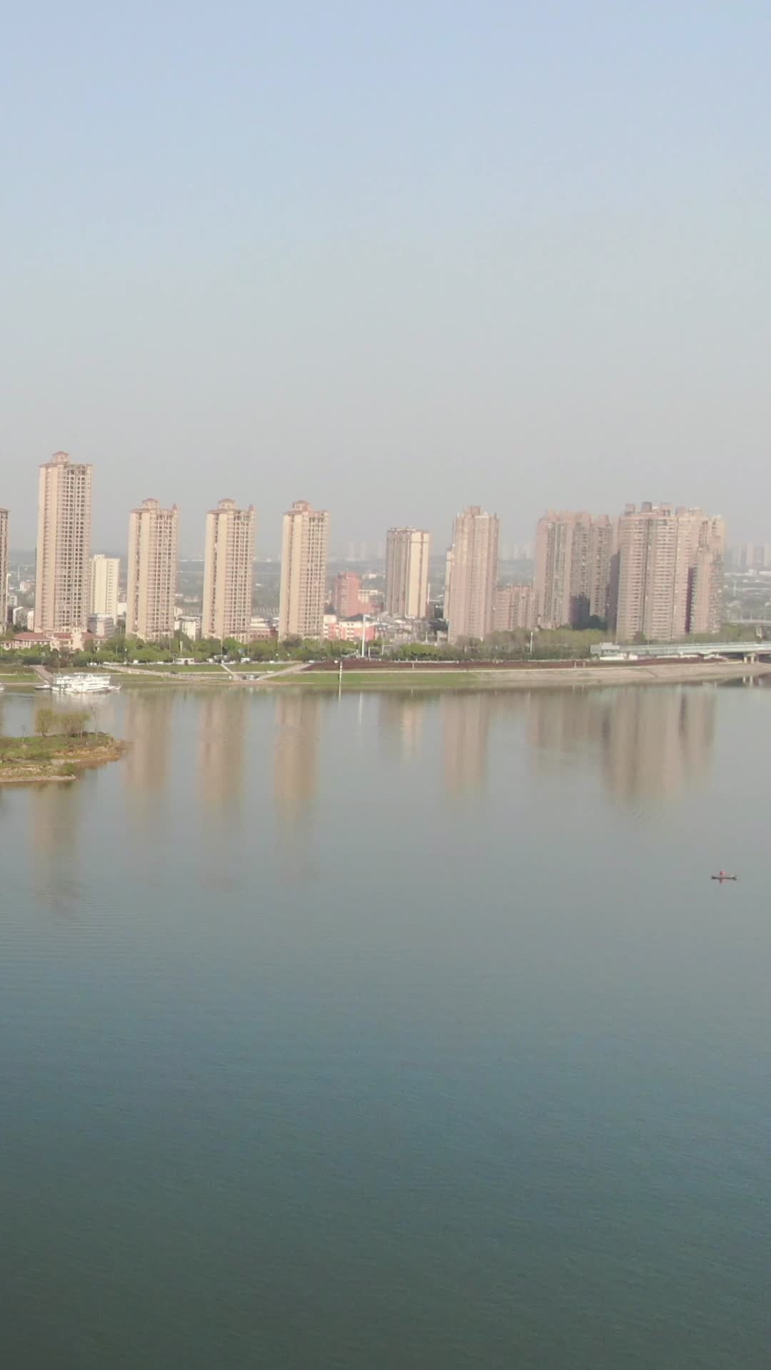 湖南长沙湘江高楼建筑竖屏航拍视频的预览图