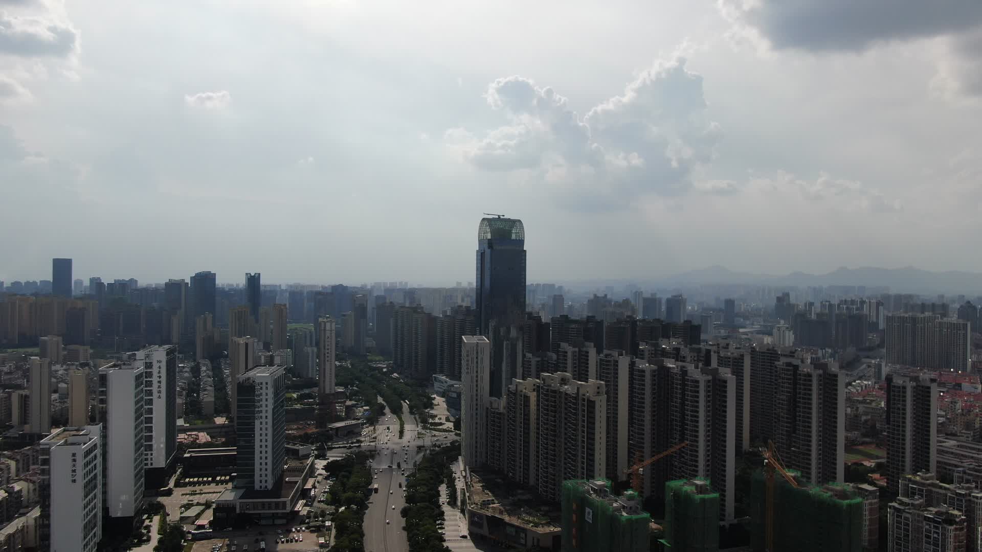 航拍江西赣州第一高楼视频的预览图