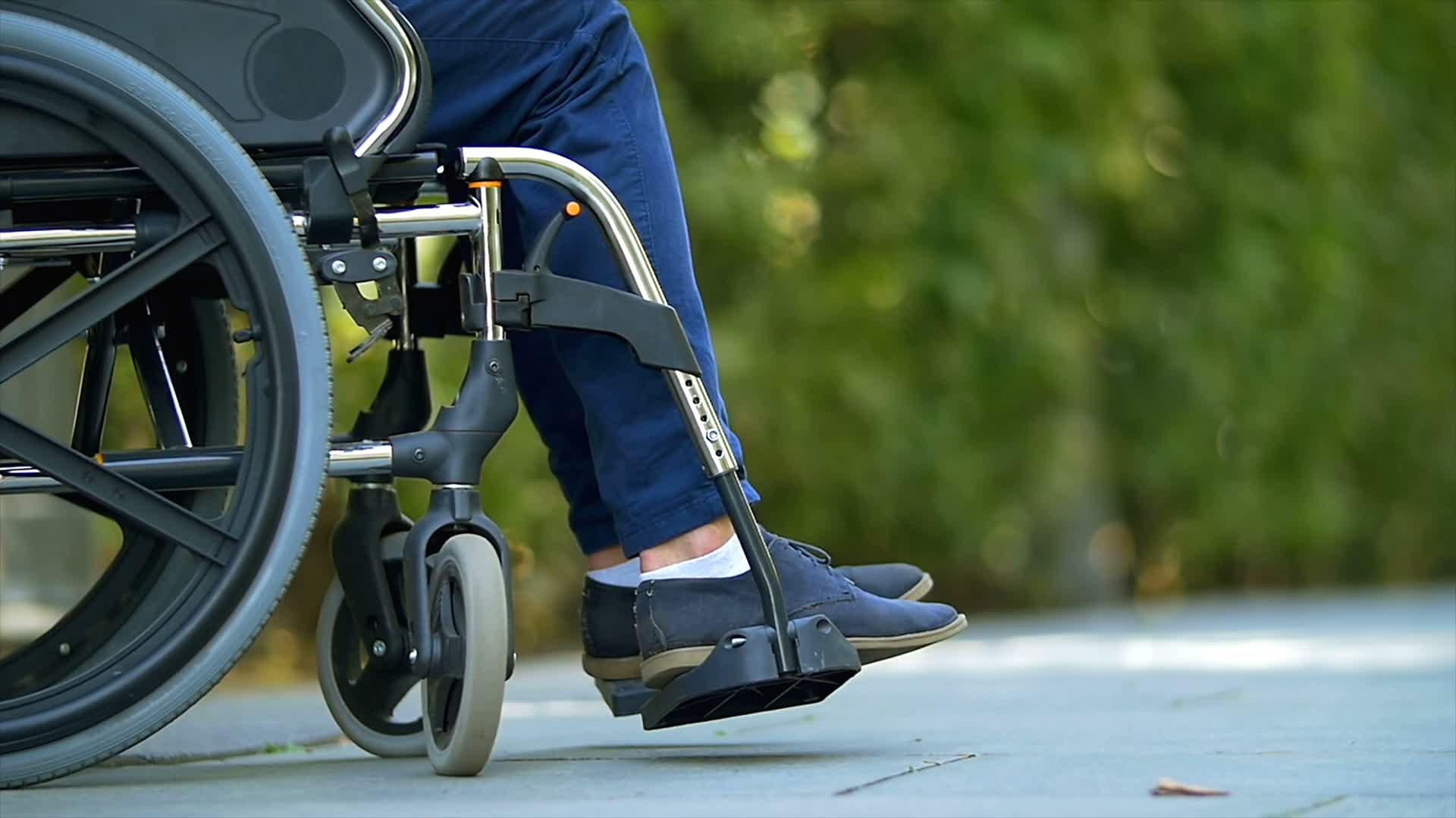 推轮椅关爱病人残疾人公益宣传片视频视频的预览图