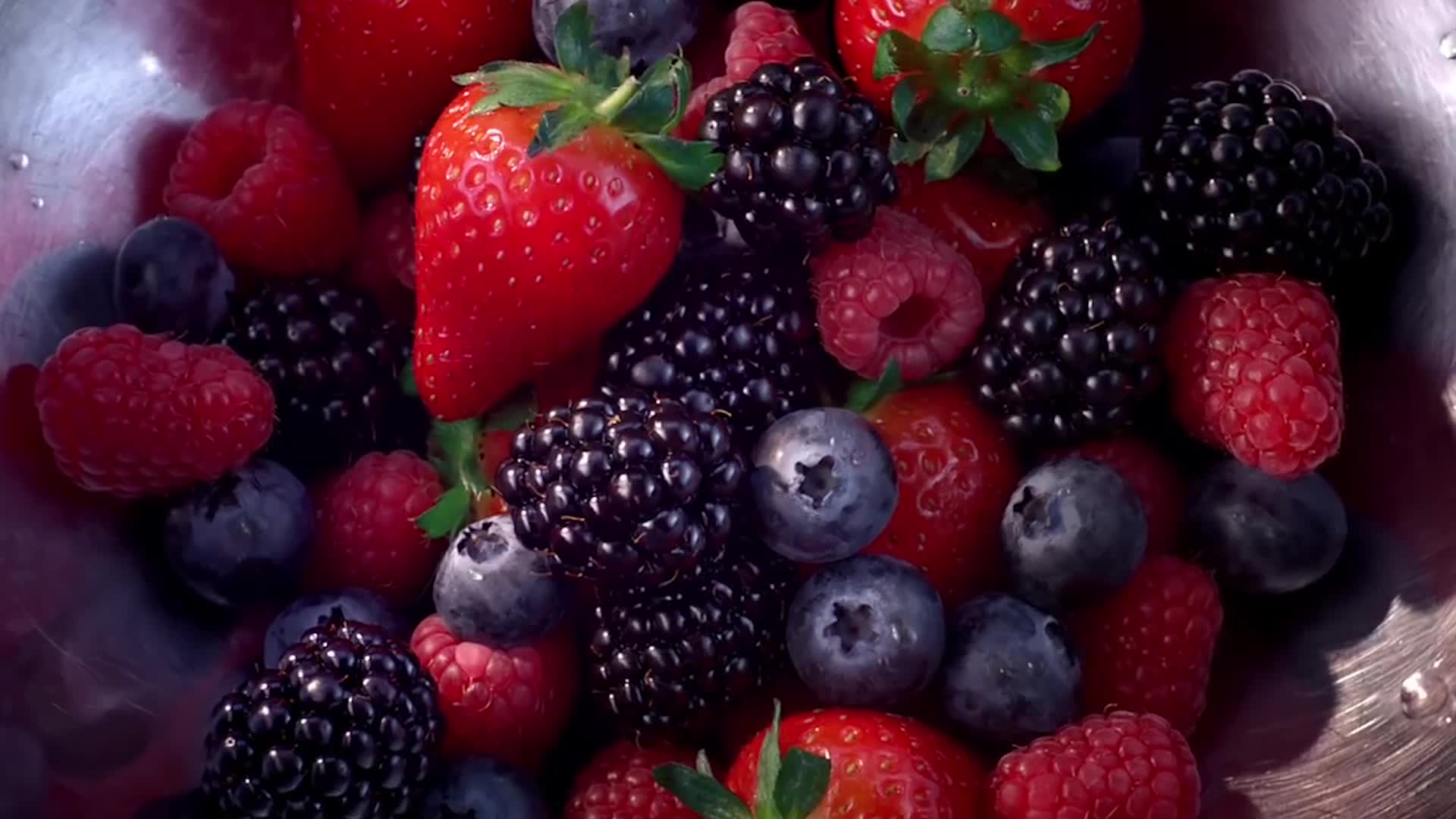 超赞草莓集合蓝莓树莓草莓牛奶水果视频视频的预览图