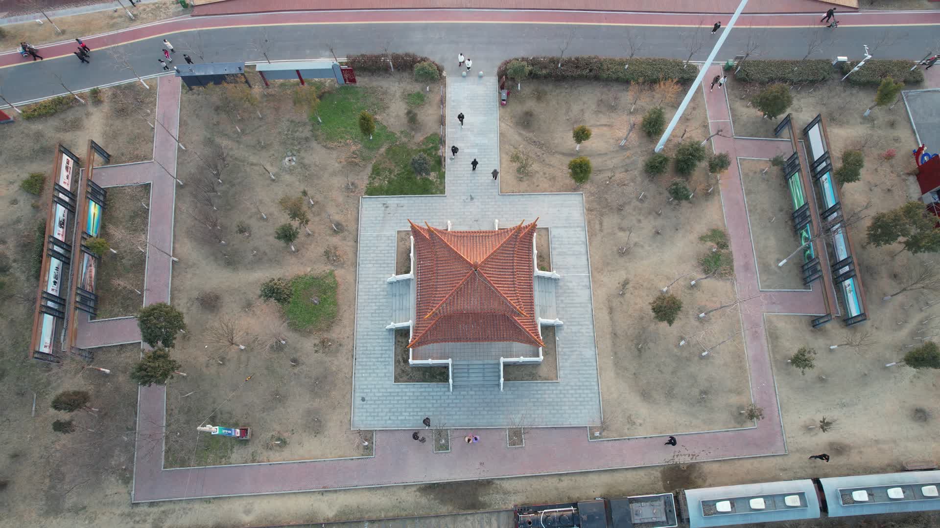 航拍4K黄河滩毛泽东纪念亭视频的预览图