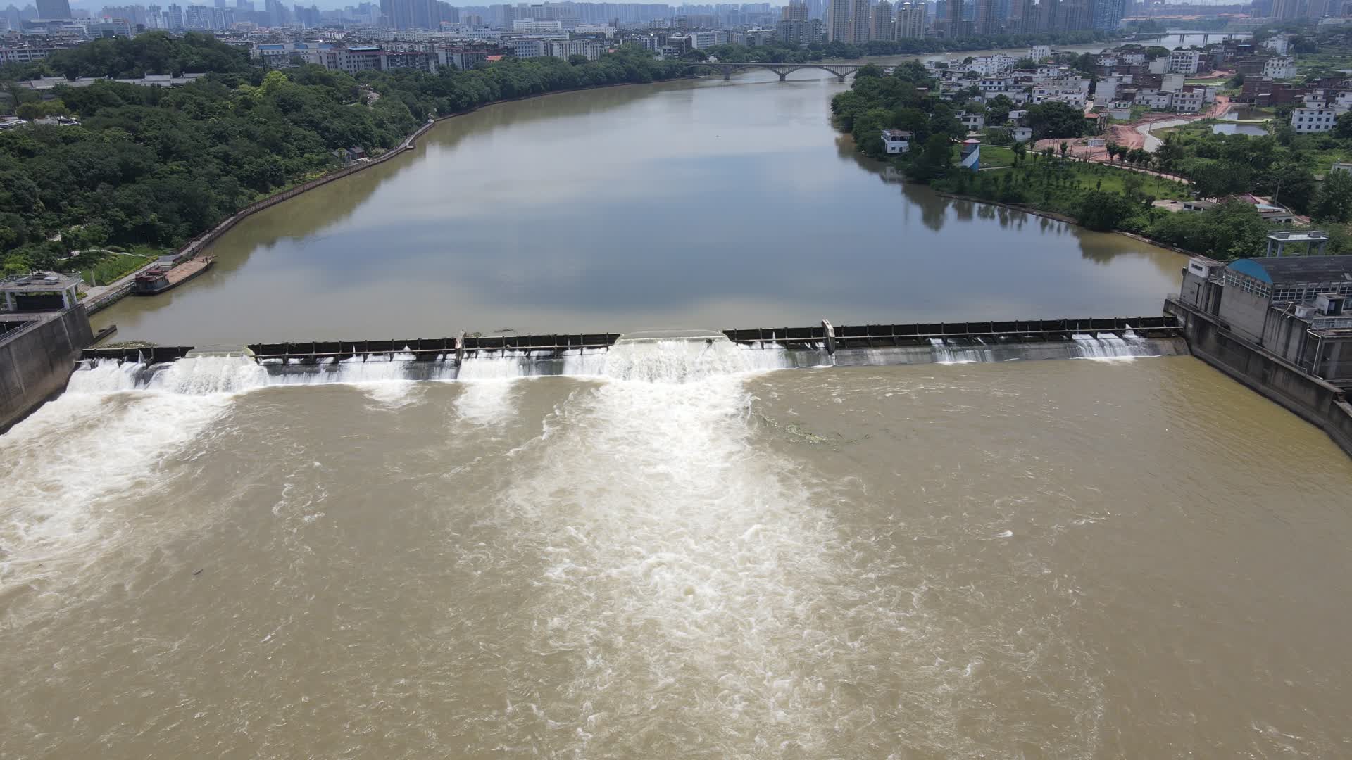 航拍城市防洪堤坝视频的预览图