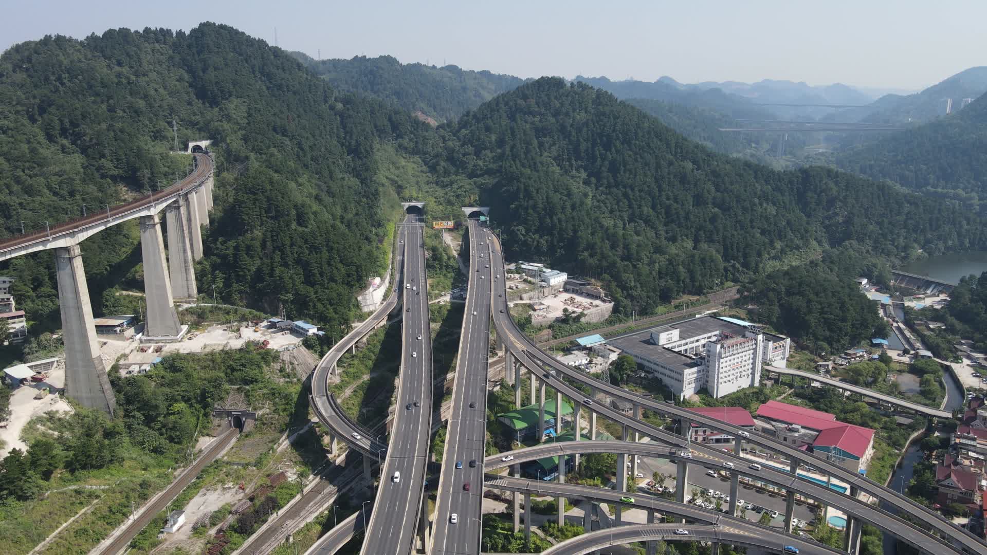 贵阳黔春立交桥交通航拍视频的预览图