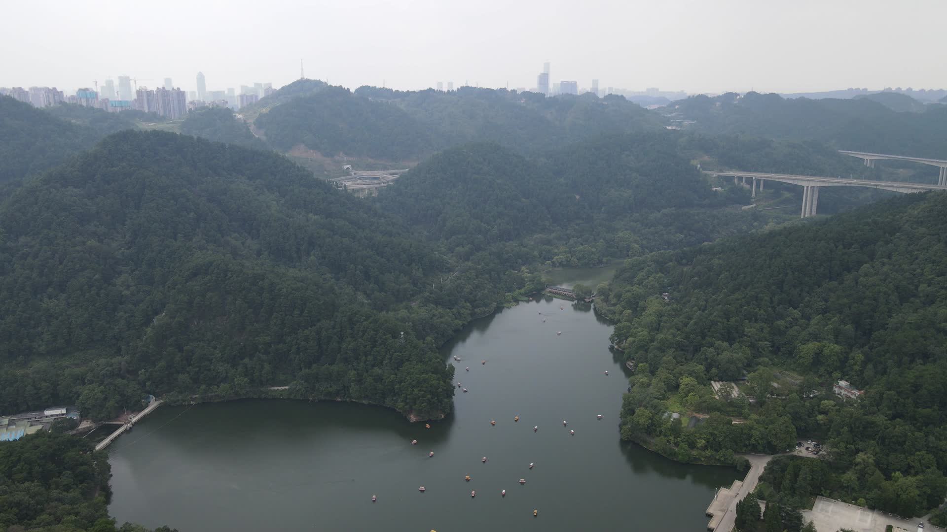 贵阳黔灵山公园4A景区航拍视频的预览图
