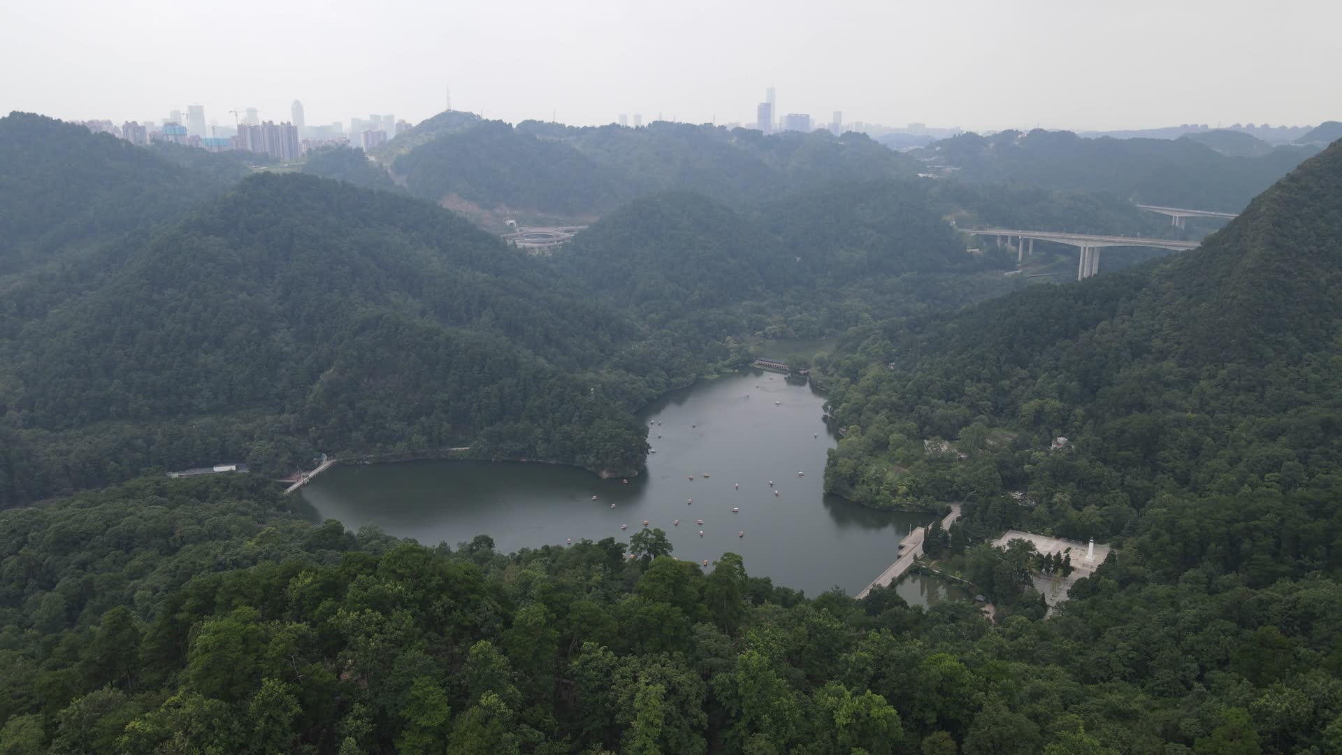 贵阳黔灵山公园4A景区航拍视频的预览图