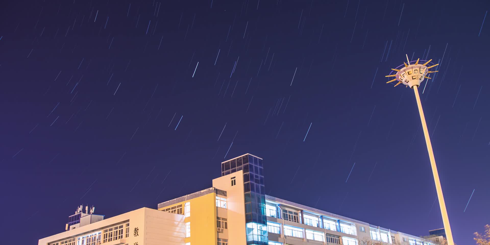 城市学校夜晚星轨延时视频视频的预览图