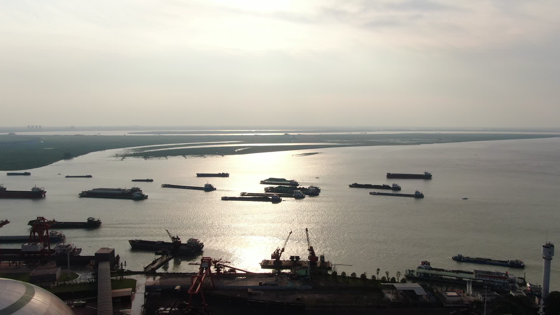 夕阳晚霞湖面繁忙船只航拍视频的预览图