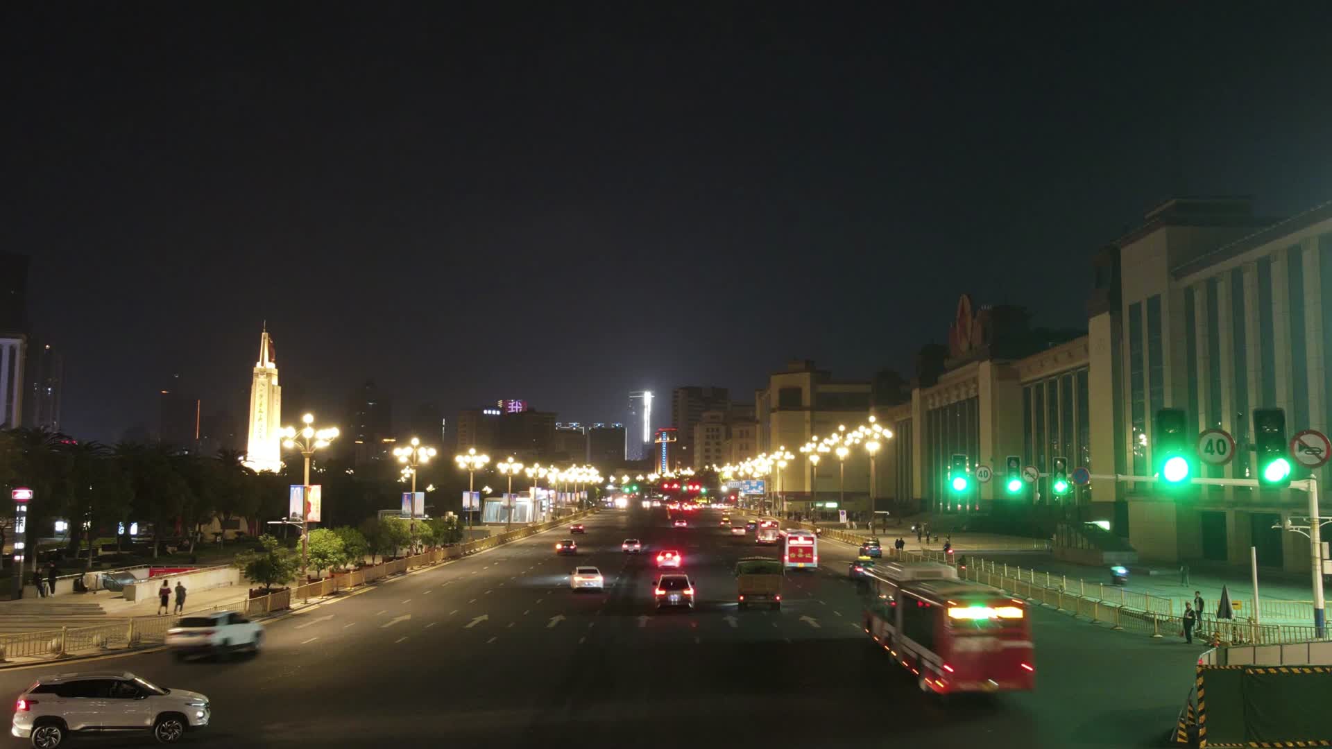江西南昌八一大道夜景交通视频的预览图