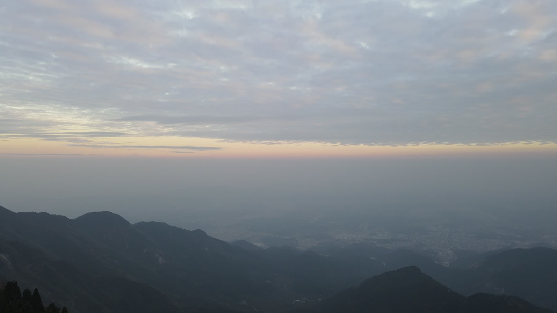 航拍湖南南岳衡山清晨日出彩霞视频的预览图