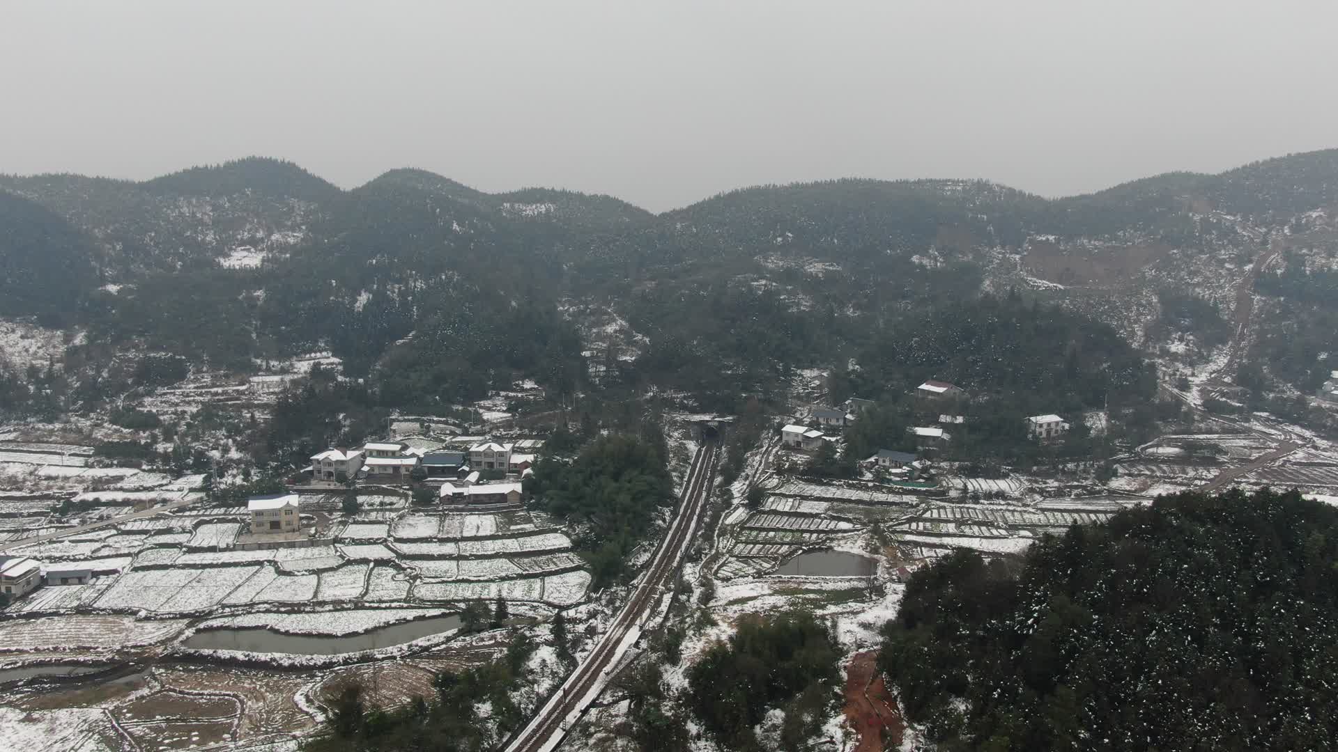 航拍冬天雪景火车轨道视频的预览图