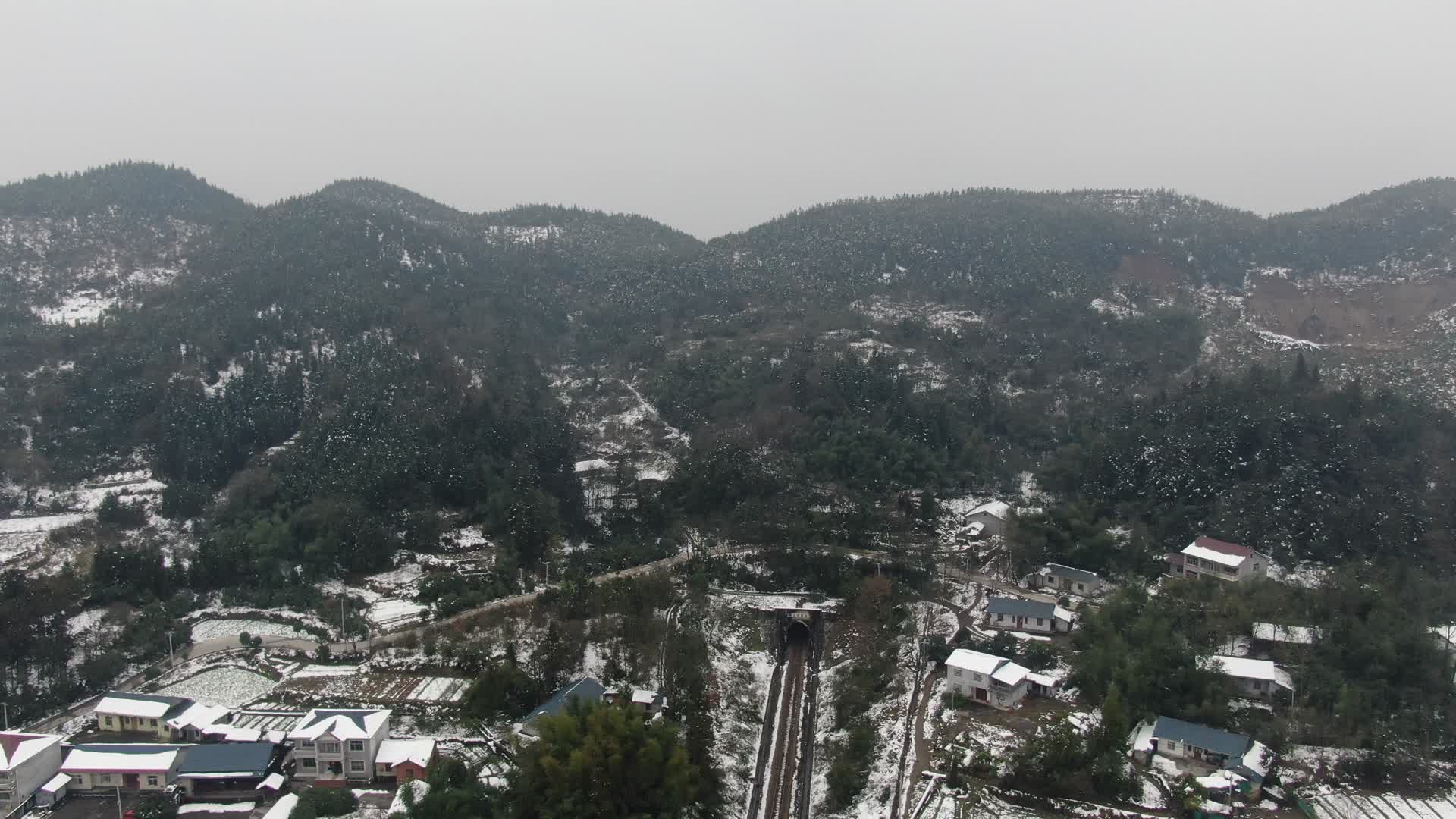 航拍南方山川丘陵冬天雪景视频的预览图