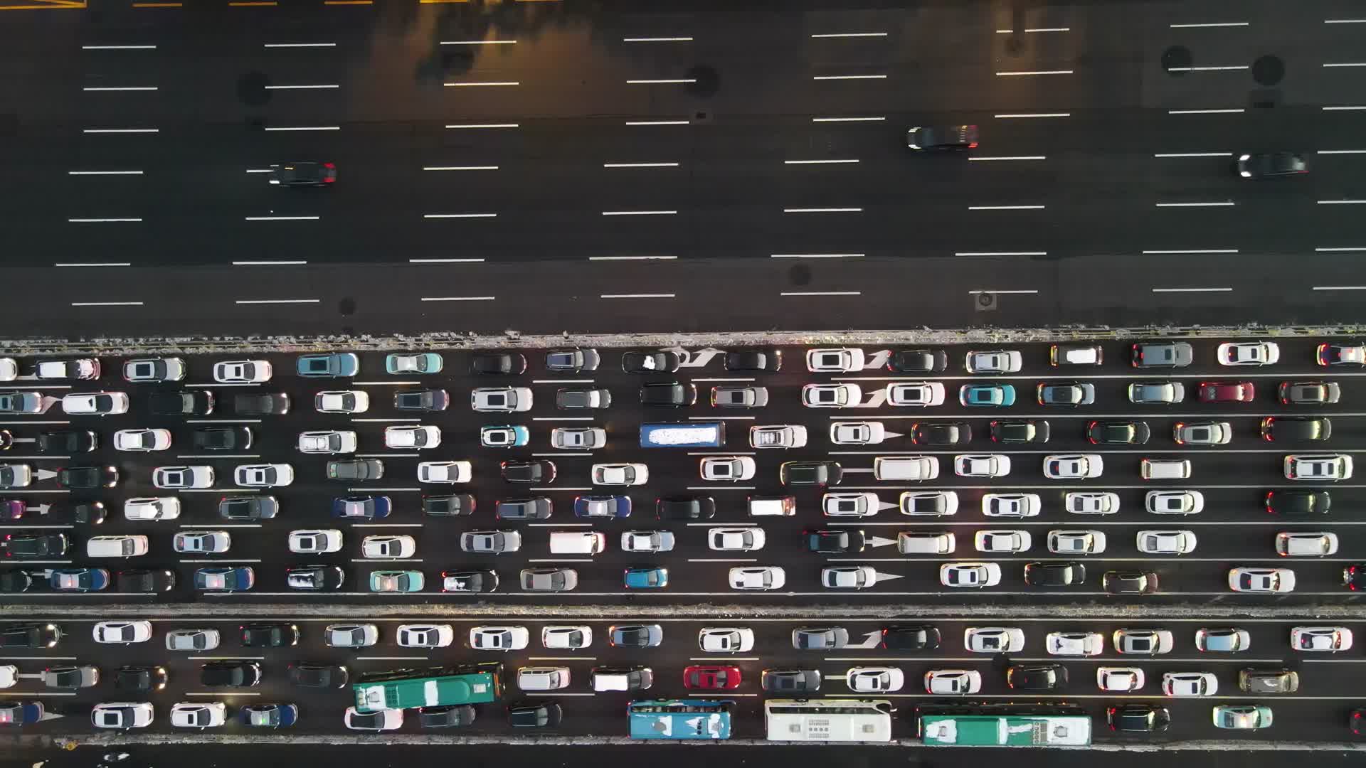 城市拥堵车辆高峰期航拍视频的预览图