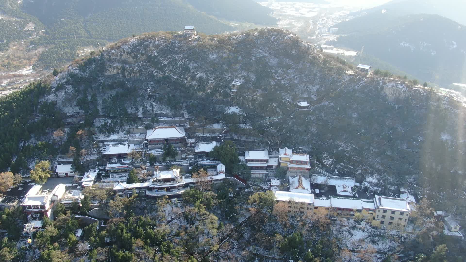 航拍山东济南千佛山景区雪景视频的预览图