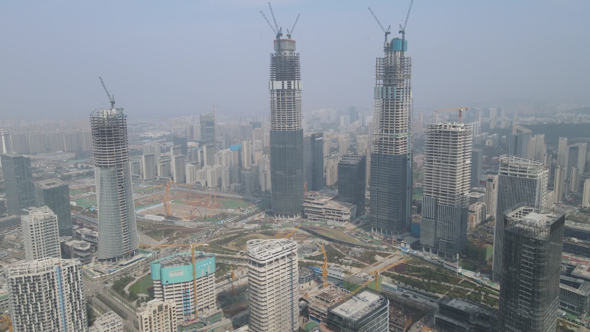 城市商务建筑高楼施工吊塔航拍视频的预览图
