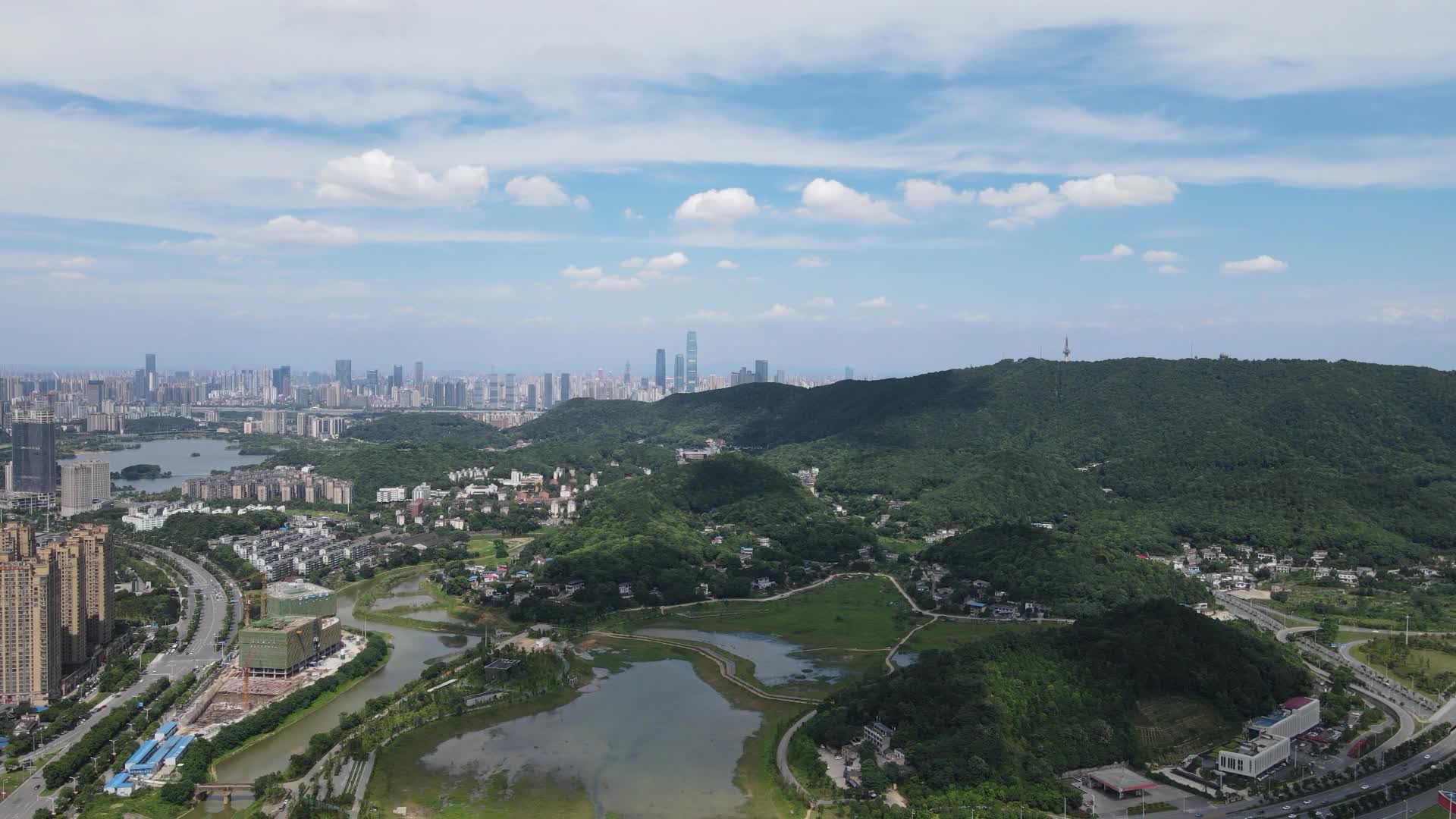 湖南长沙岳麓山风景区航拍视频的预览图