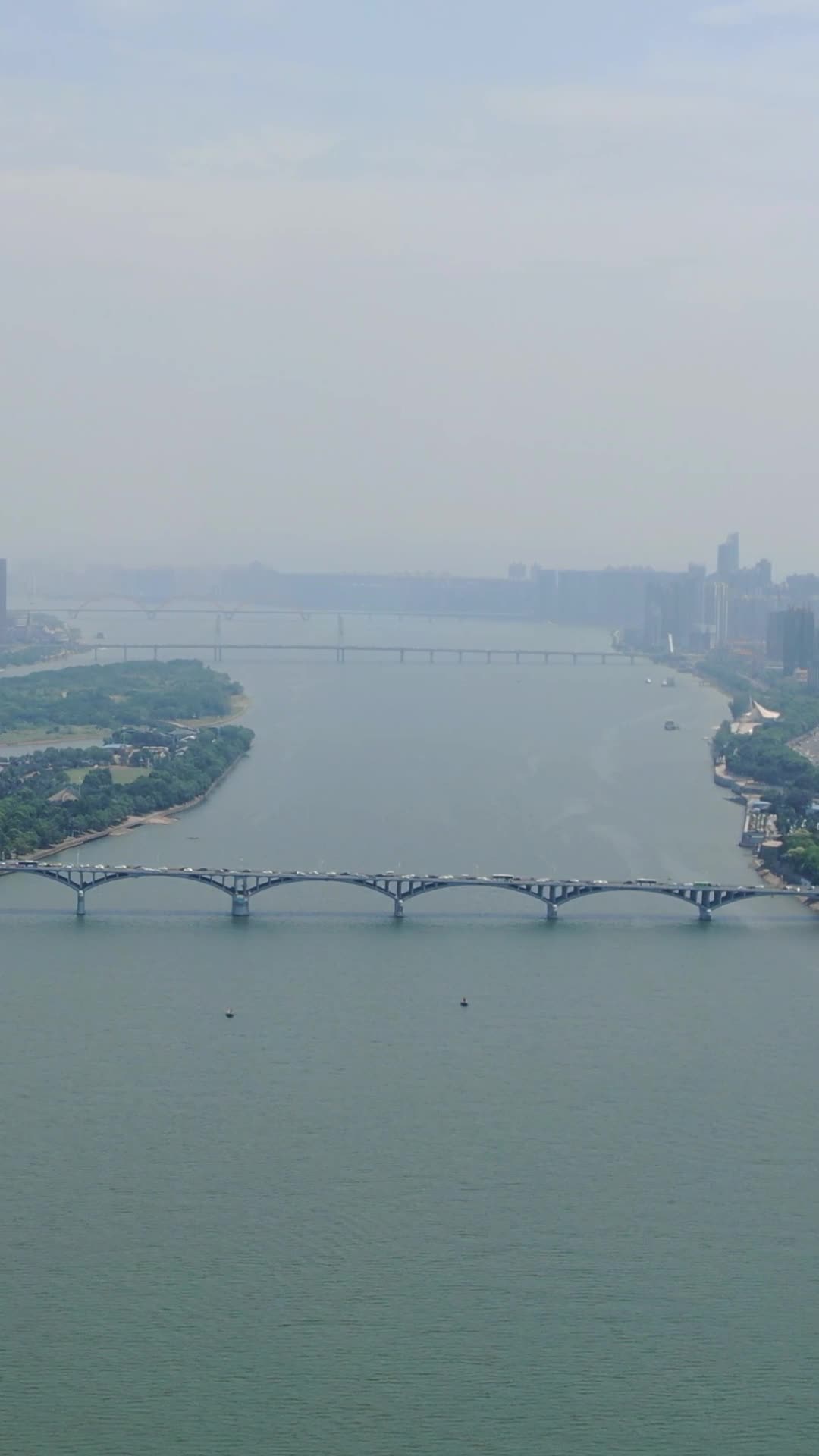 湖南长沙湘江橘子洲大桥竖屏航拍视频的预览图