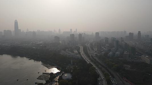 山东济南城市雾霾航拍视频的预览图