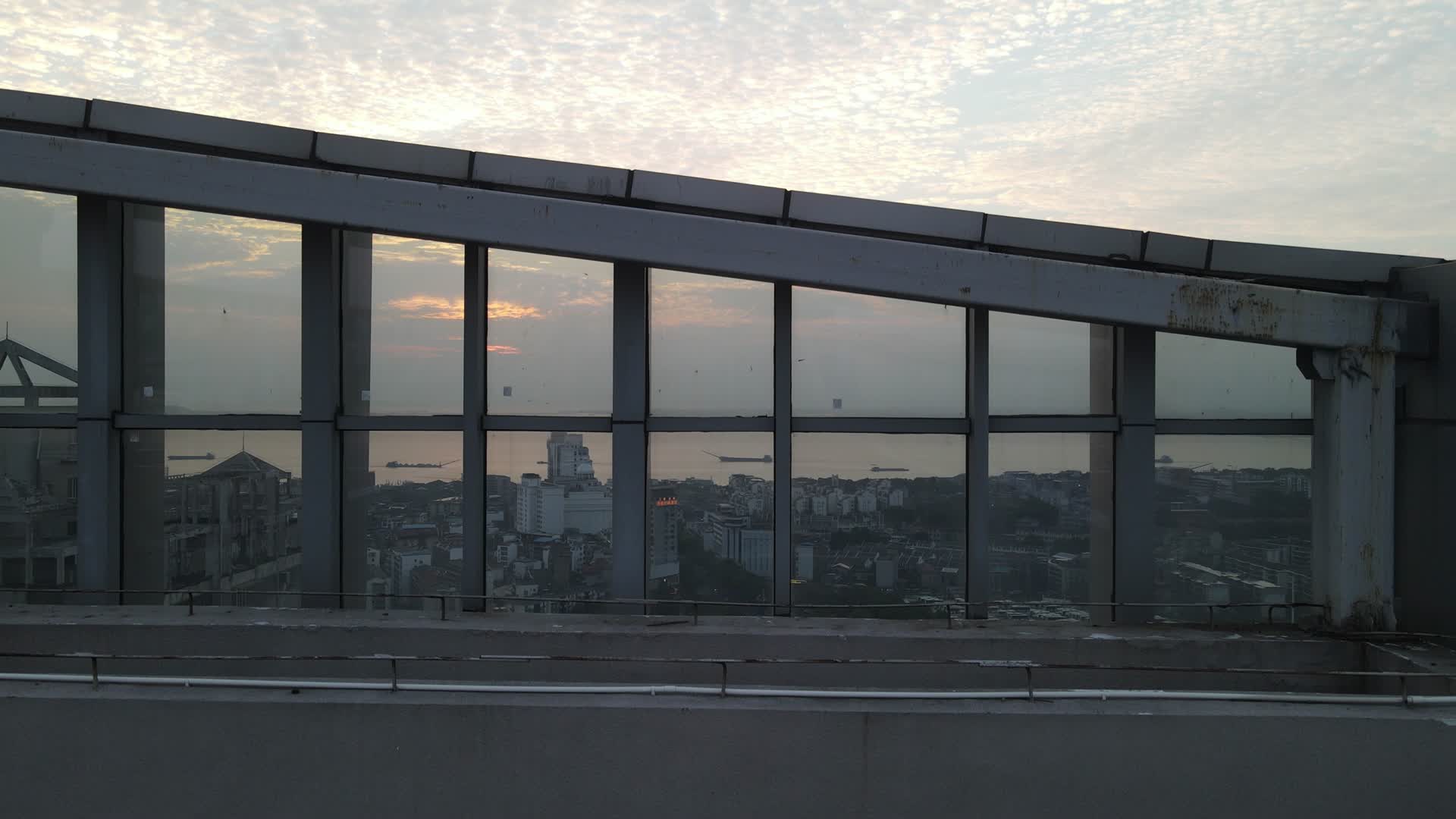 航拍湖南岳阳城市日落晚霞视频的预览图