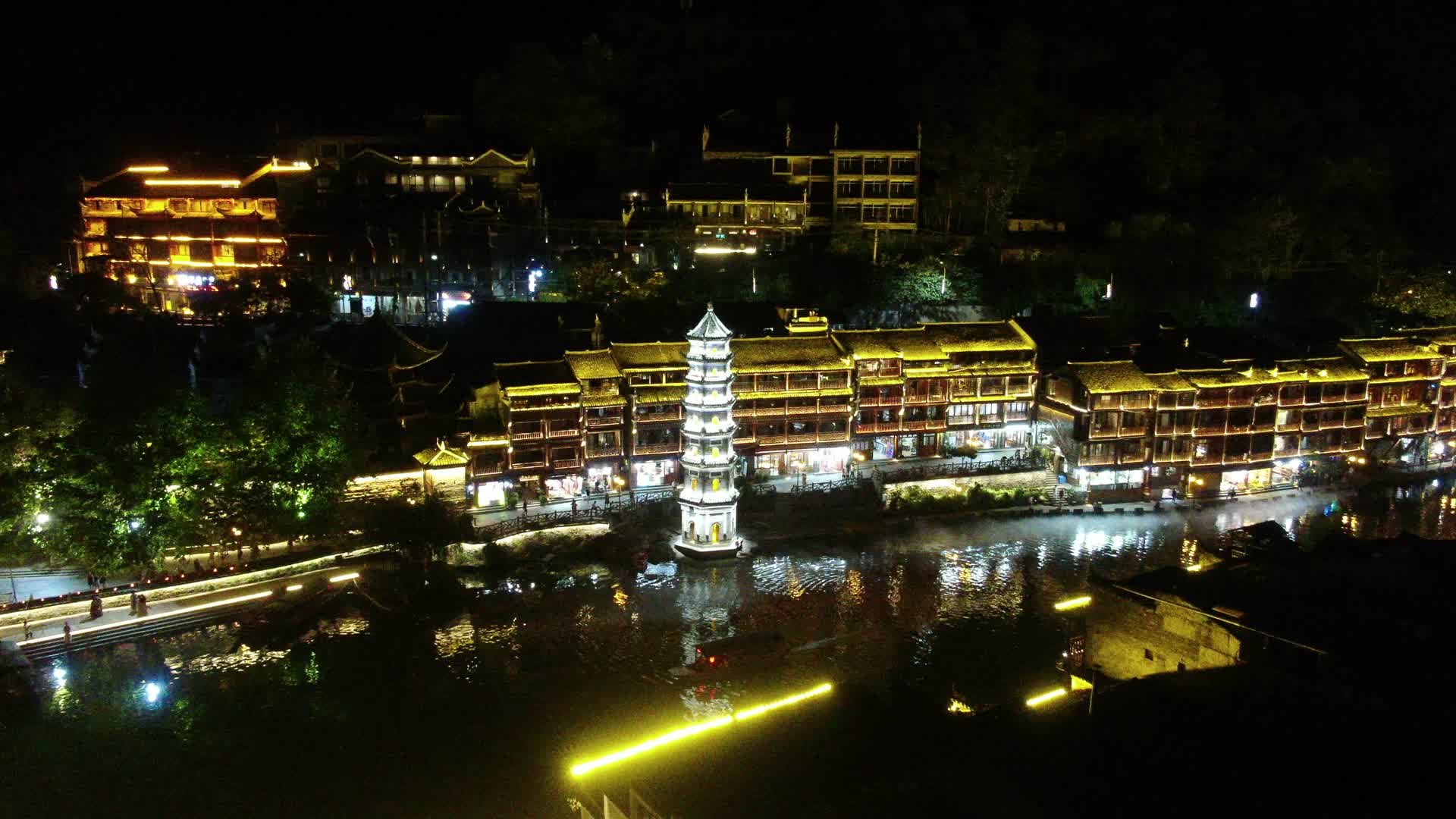 航拍湖南湘西凤凰古城夜景视频的预览图