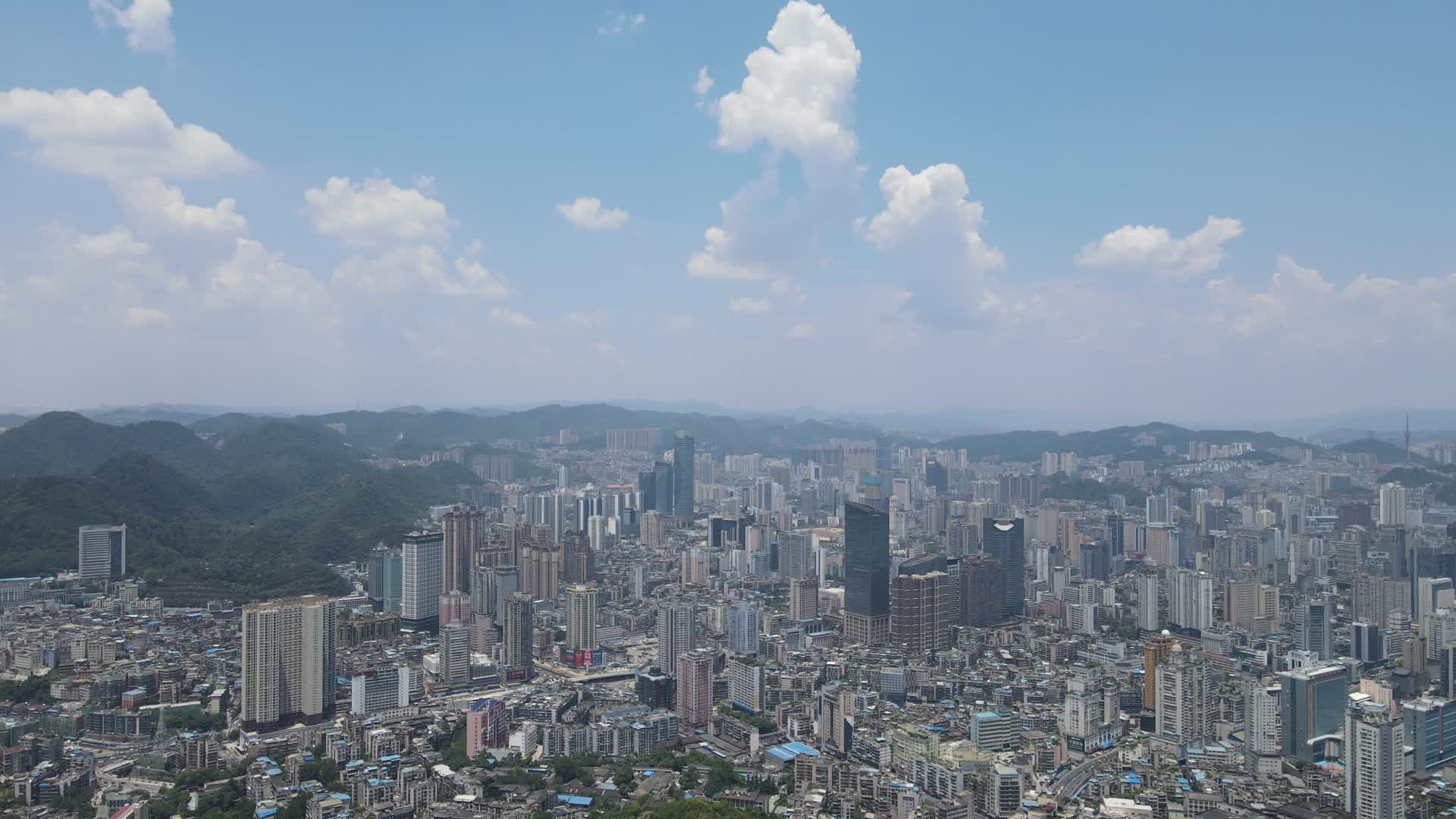 航拍贵州贵阳城市蓝天白云天际线视频的预览图