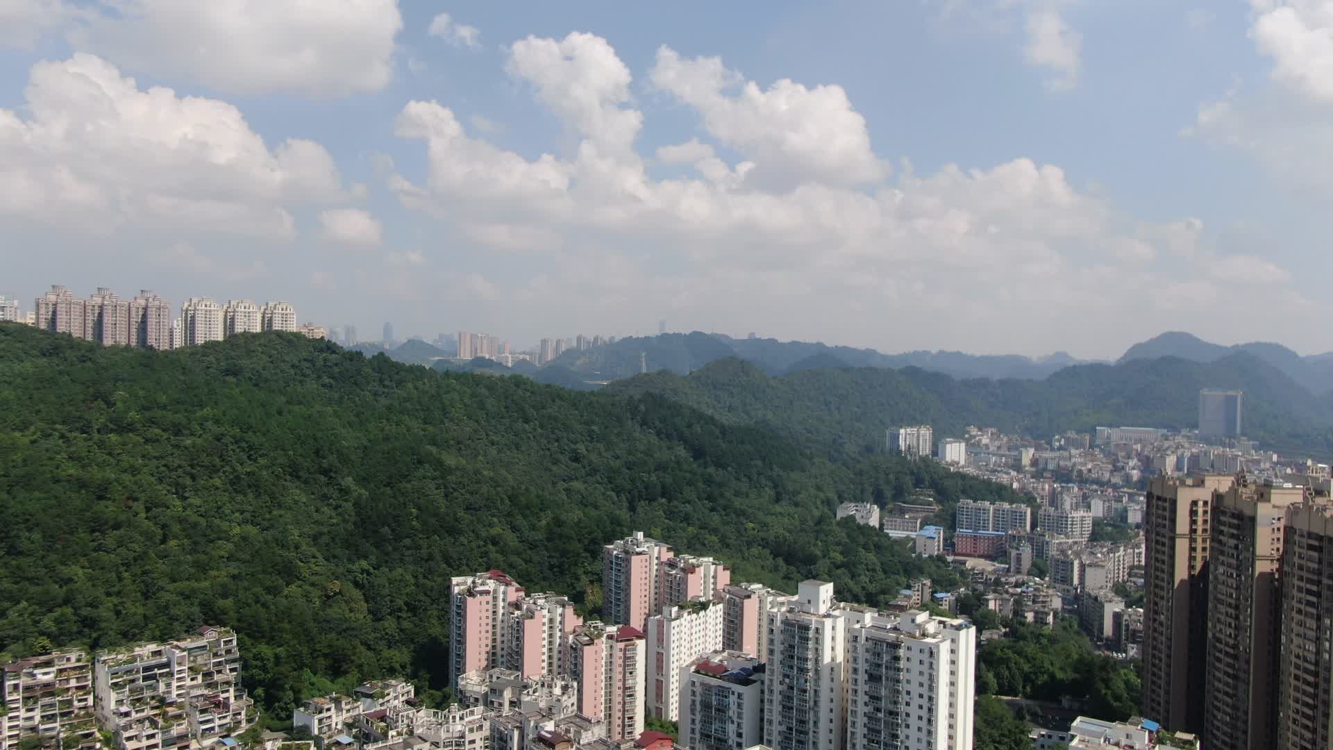 航拍贵州贵阳山川建筑高楼视频的预览图
