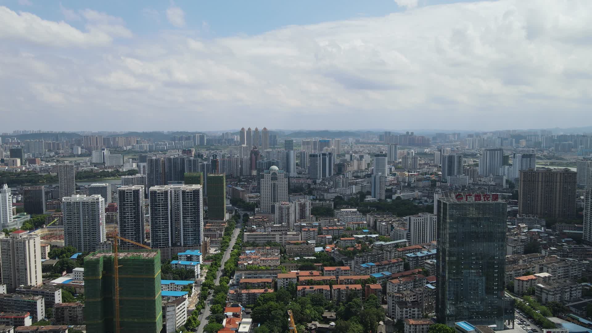 航拍广西南宁城市地标天际线视频的预览图