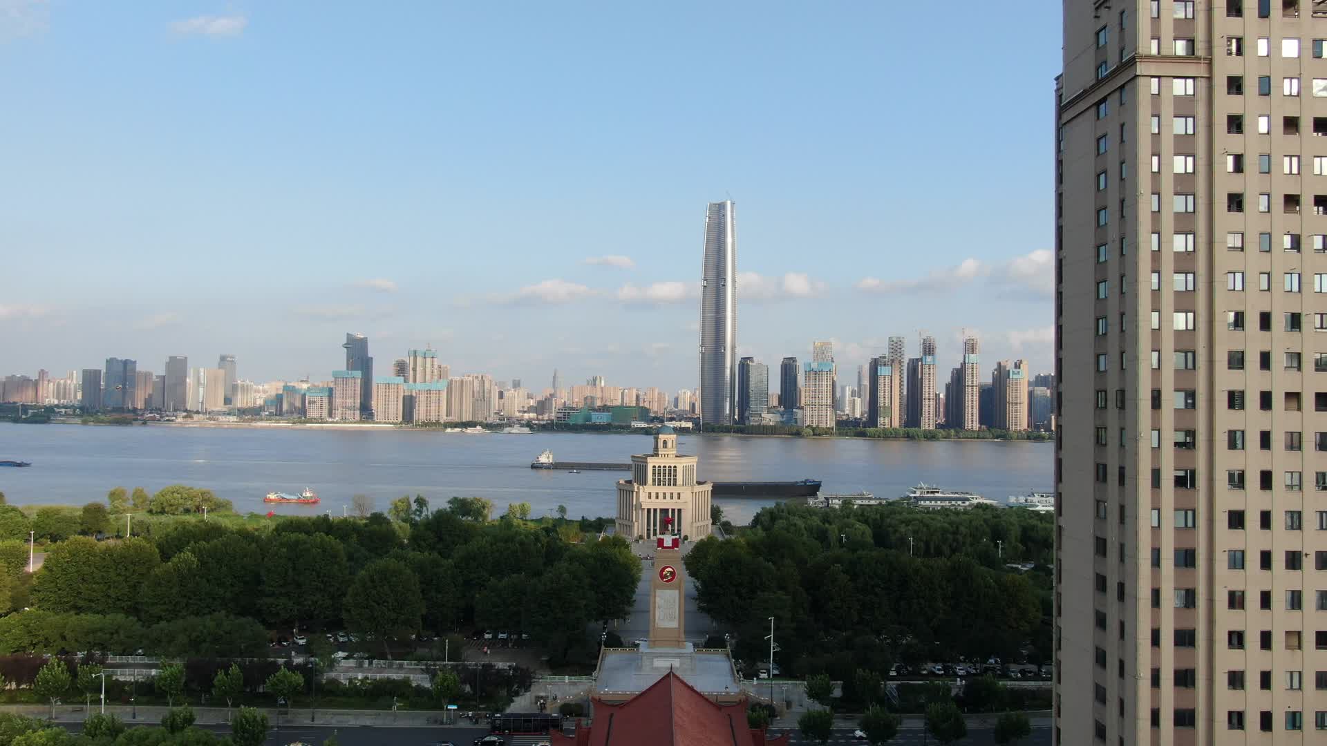 湖北武汉地标建筑绿地中心长江风光视频的预览图