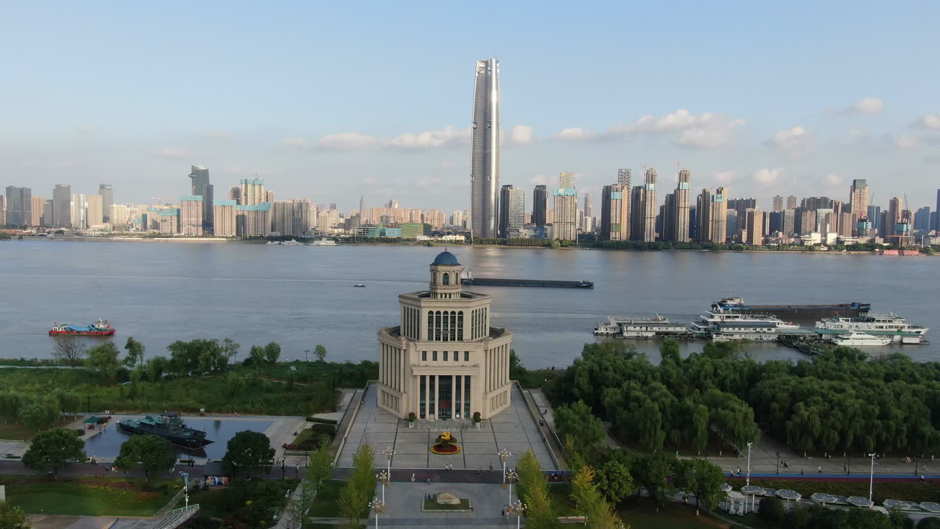 湖北武汉地标建筑绿地中心长江风光视频的预览图