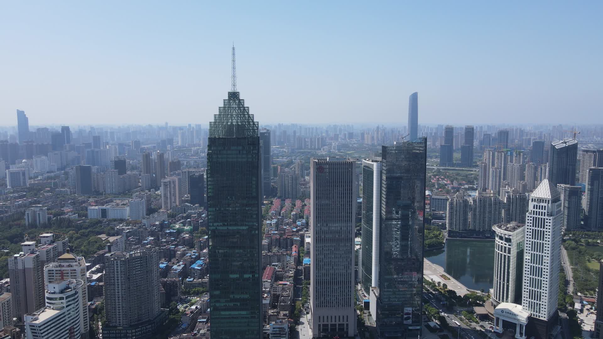 湖北武汉取水楼金融中心航拍视频的预览图