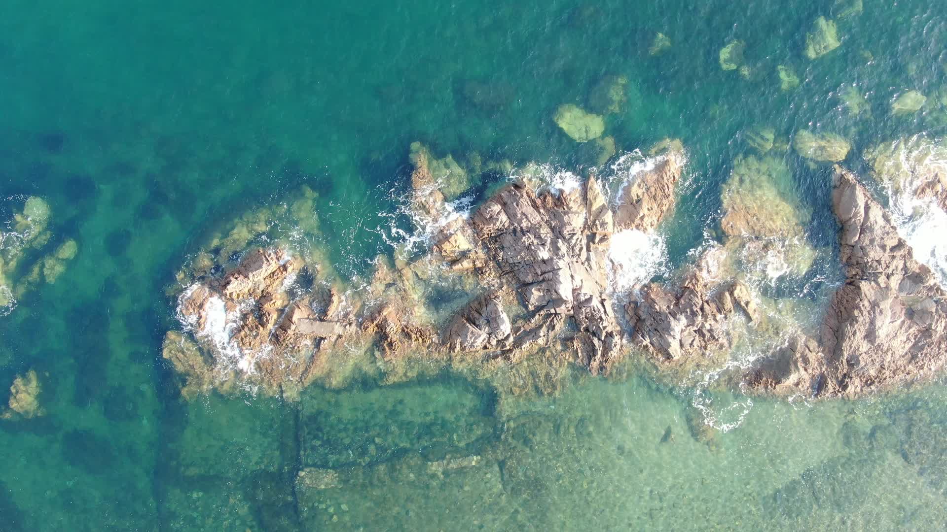 航拍大海海浪沙滩礁石视频的预览图