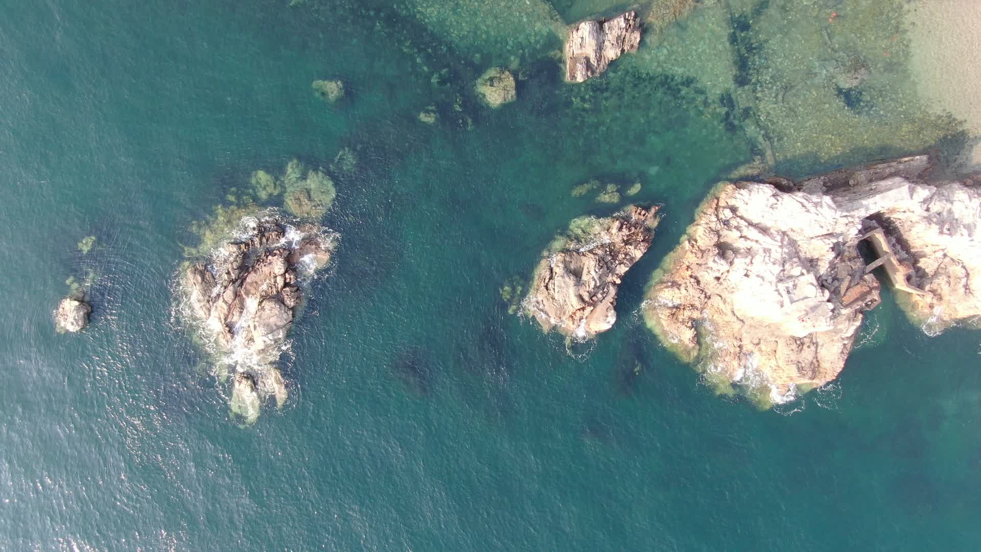 俯拍大海海浪拍打礁石视频的预览图