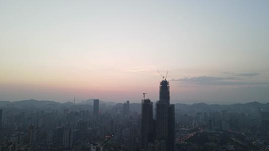 航拍城市清晨迷雾日出彩霞视频的预览图