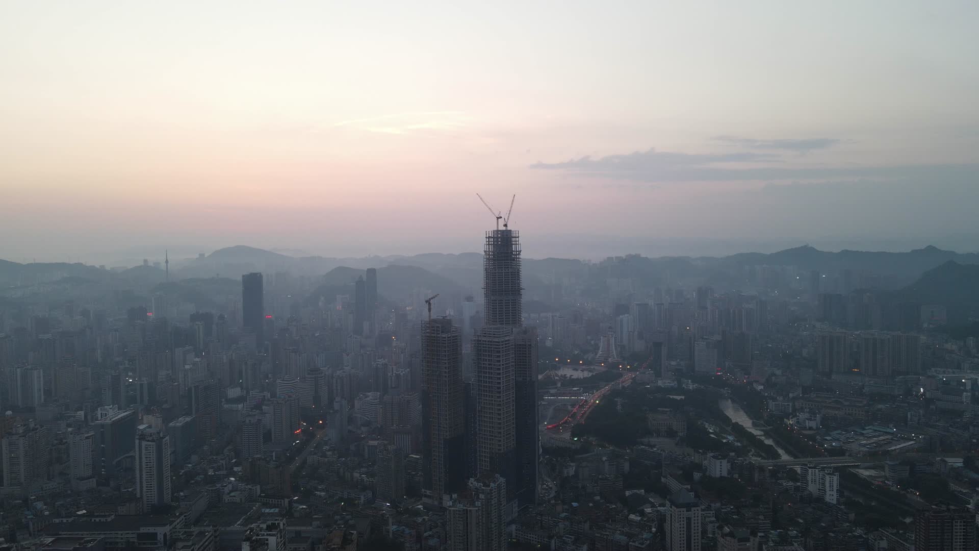 航拍城市清晨迷雾日出彩霞视频的预览图