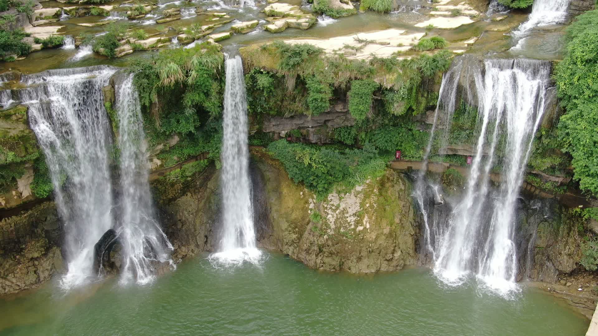 航拍悬崖瀑布流水视频的预览图