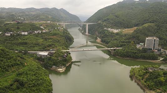 航拍湖南湘西芙蓉镇大桥交通视频的预览图