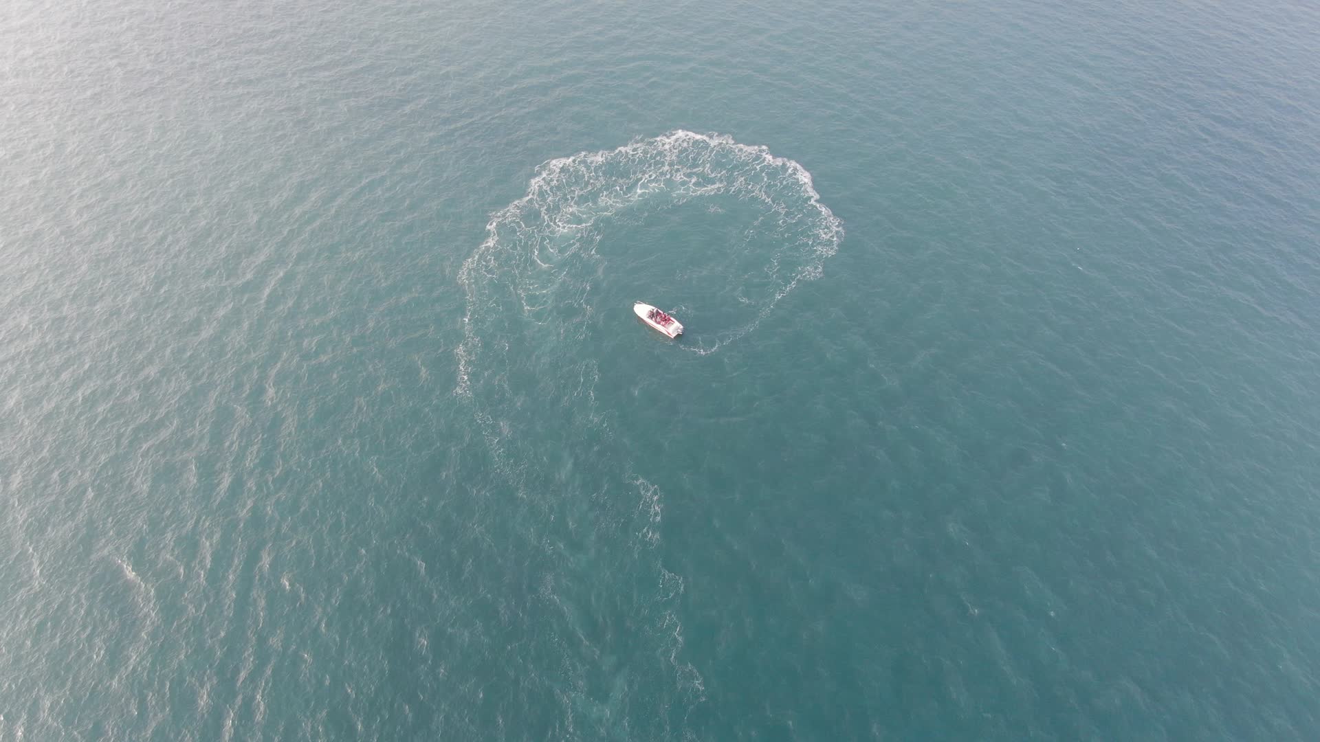 海上游船蓝色大海航拍视频的预览图