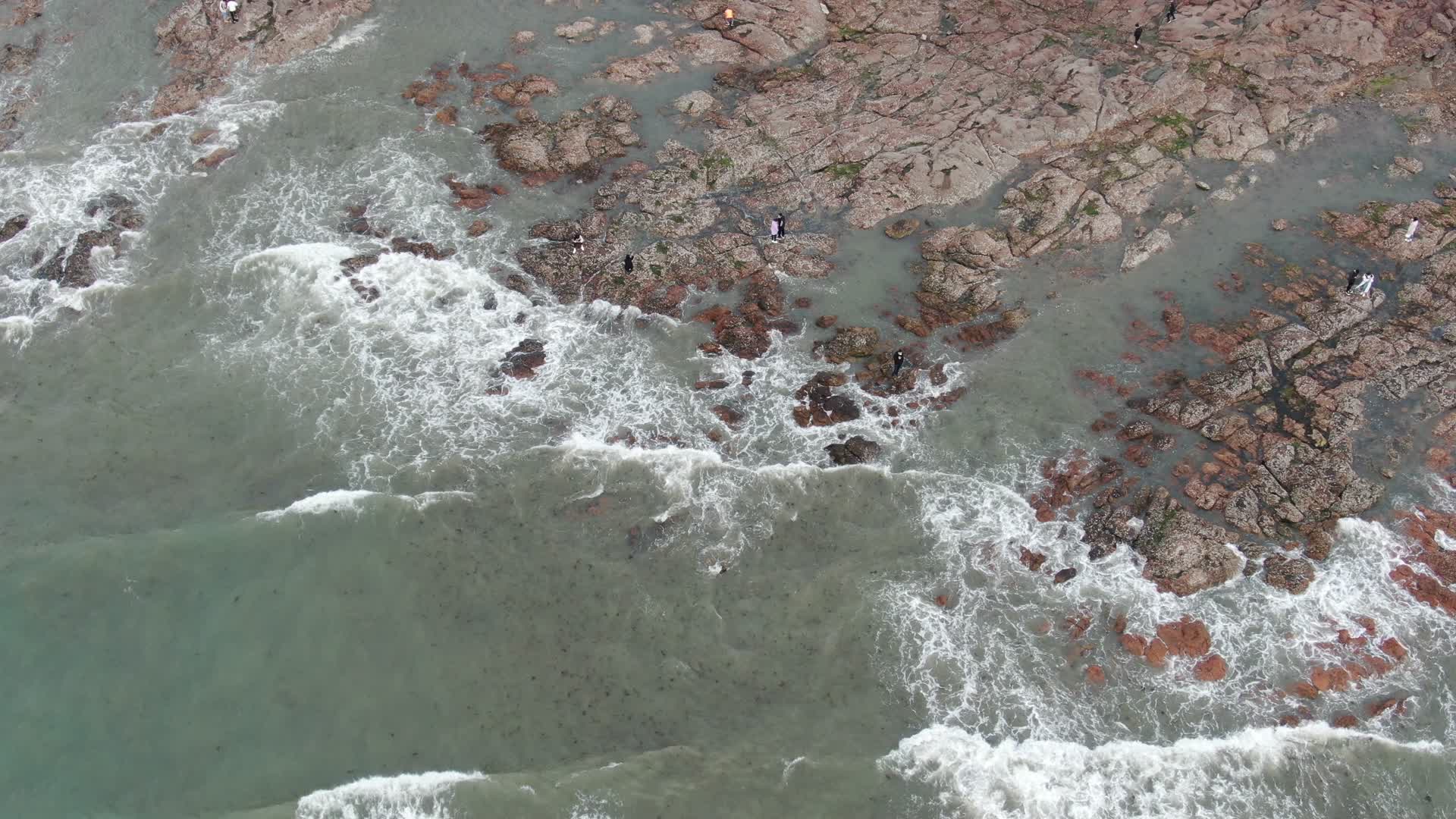 航拍山东青岛海滩沙滩大海海浪礁石视频的预览图